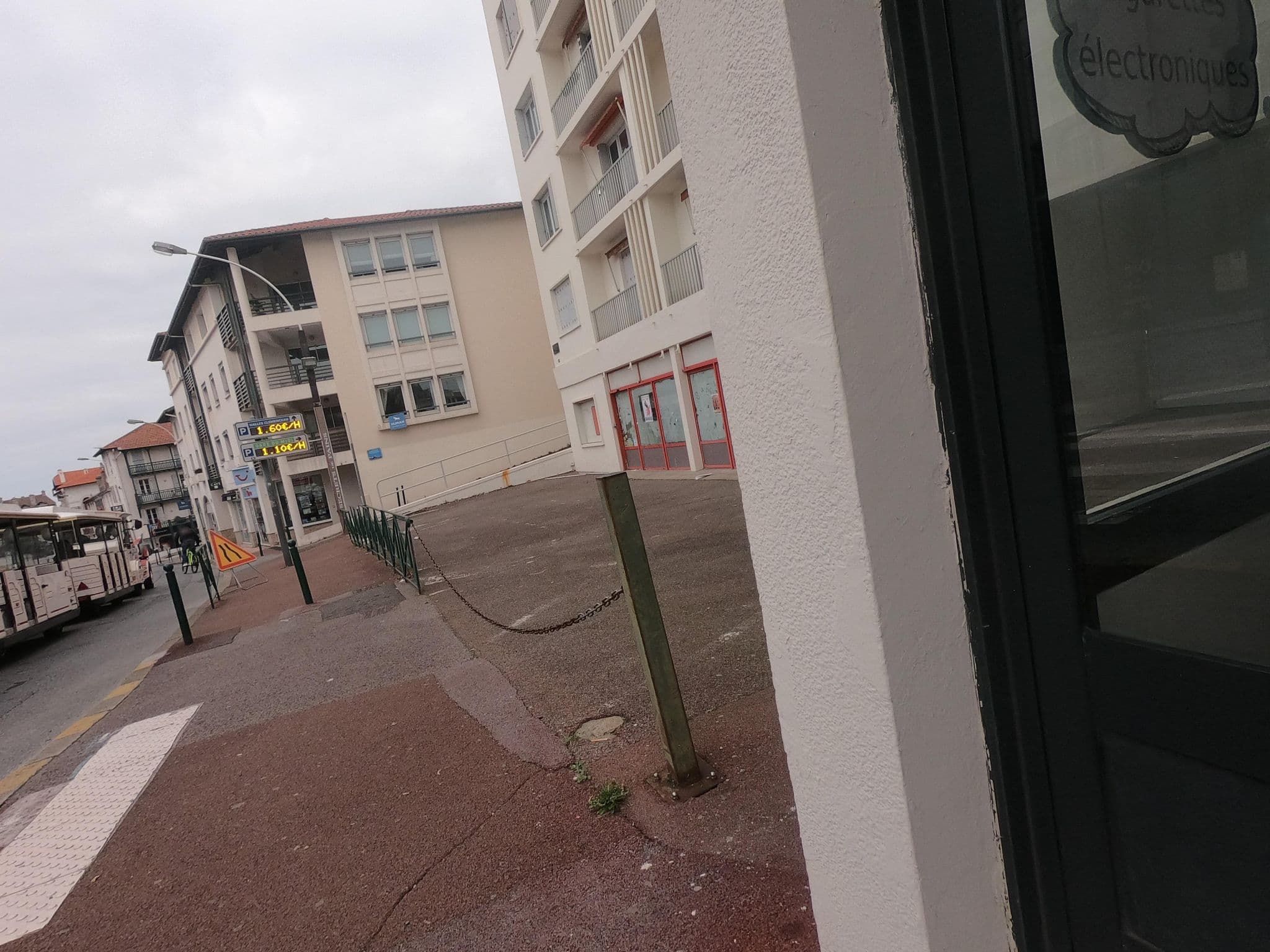 Street view near Villa Etxe Gorria, Maison d'hôtes, B&B, Biarritz — © txominh (CC BY-SA · Mapillary)