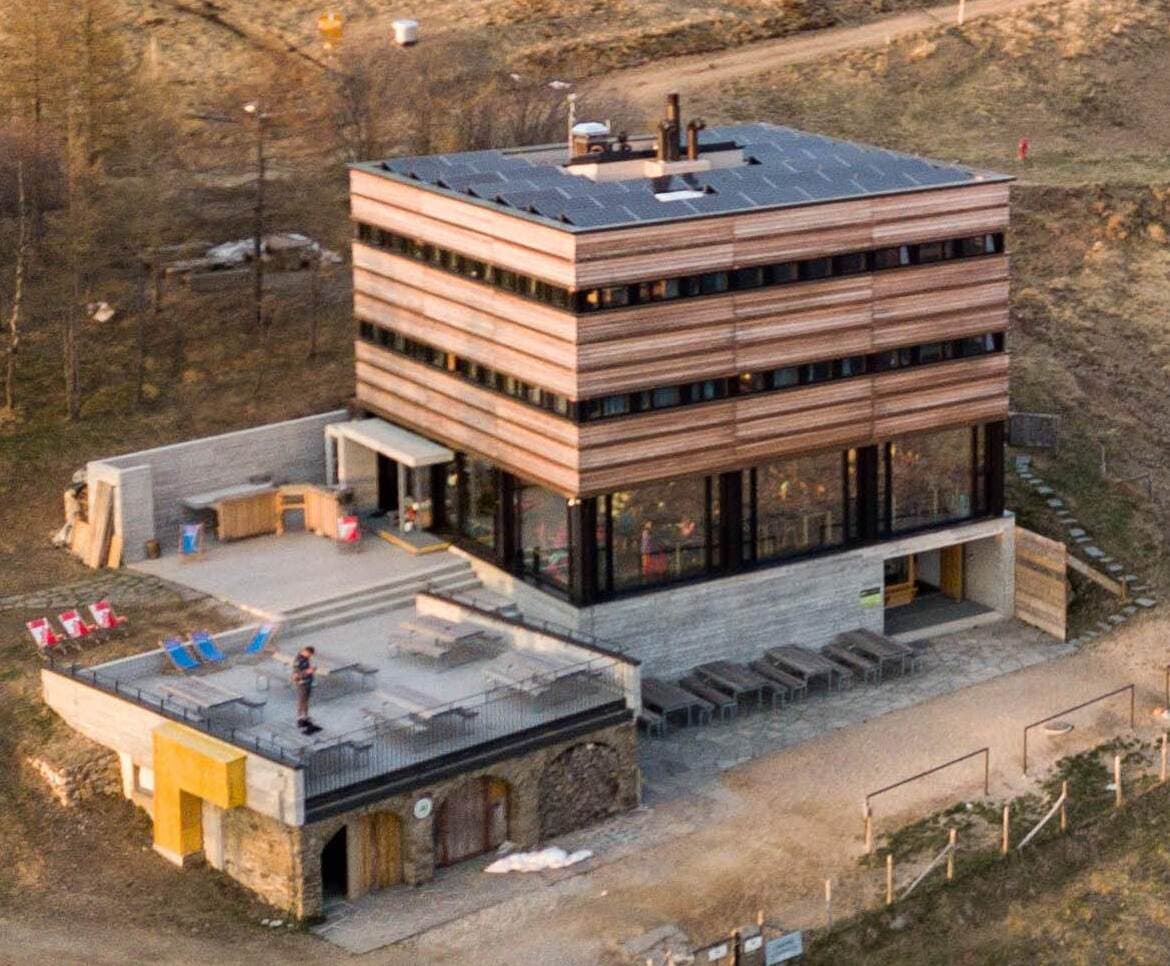 Capanna Monte Bar (via Wikimedia Commons, CC BY-SA 4.0)