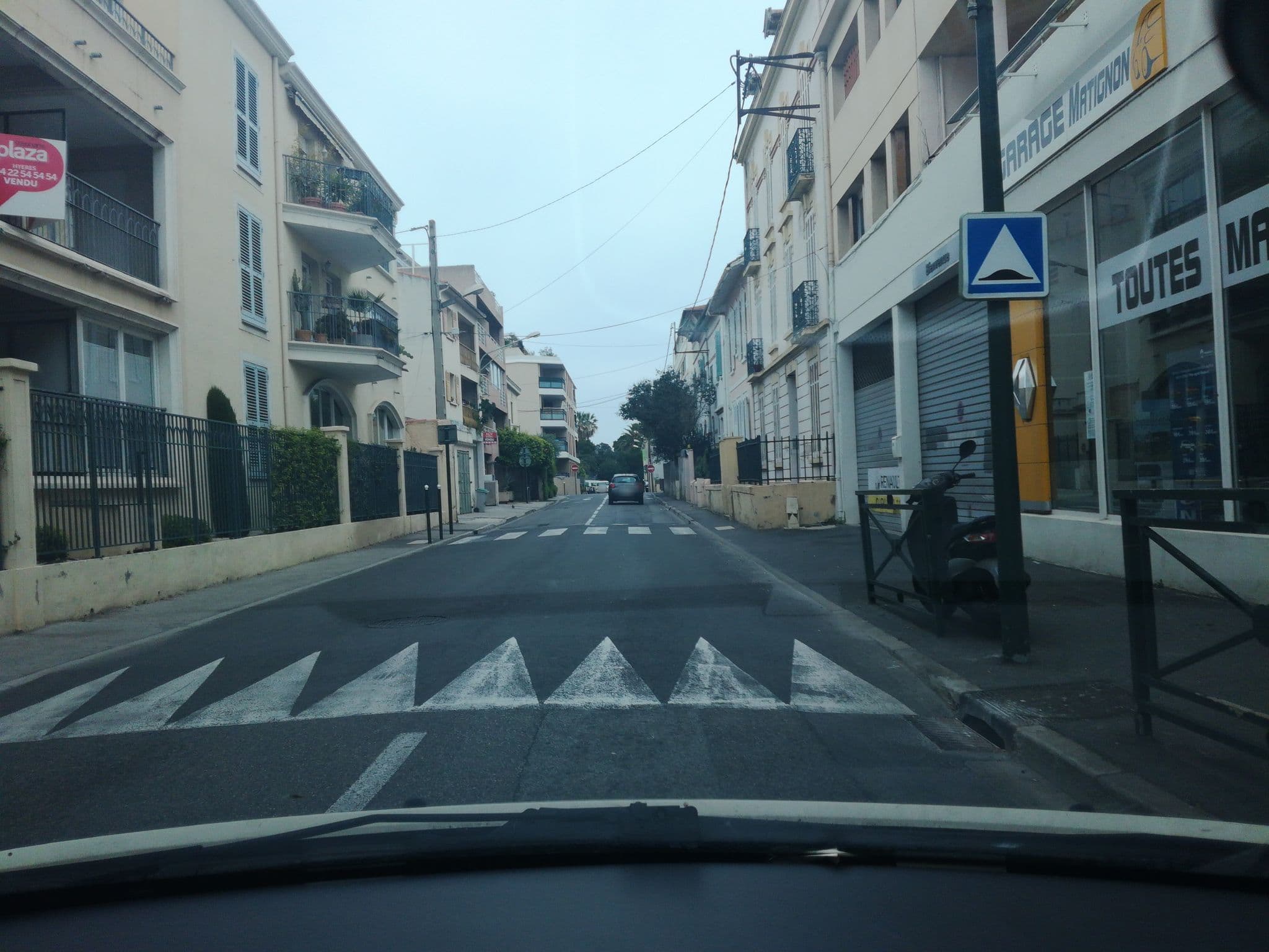 Street view near La villa des Amandiers, Hyères — © baptistemm (CC BY-SA · Mapillary)