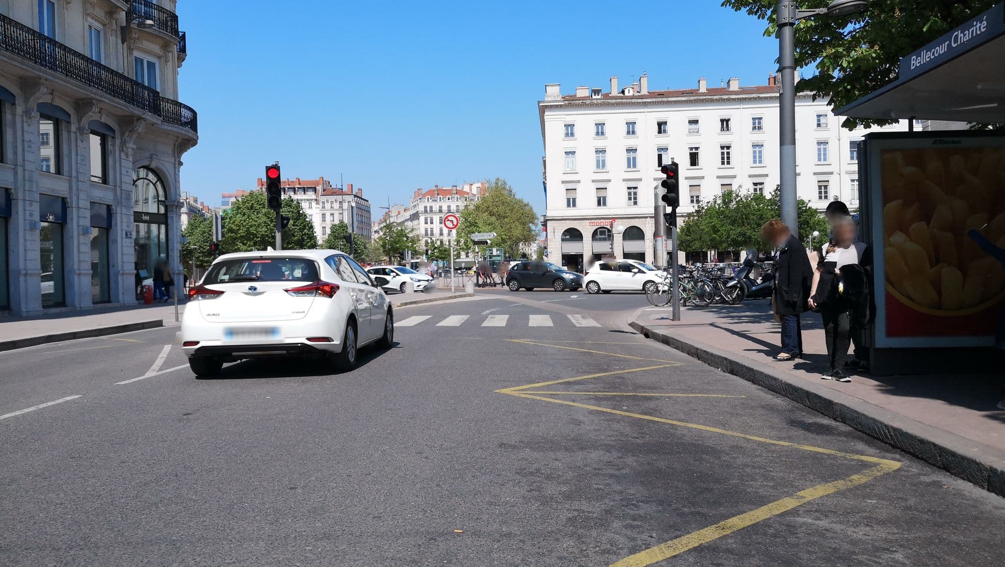 Street view near Hotel Le Royal Lyon MGallery collection, Lyon 02 — © blueberry (CC BY-SA · Mapillary)