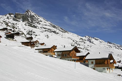 Momentum Lauchernalp Lodge (via Wikimedia Commons, CC BY-SA 3.0)