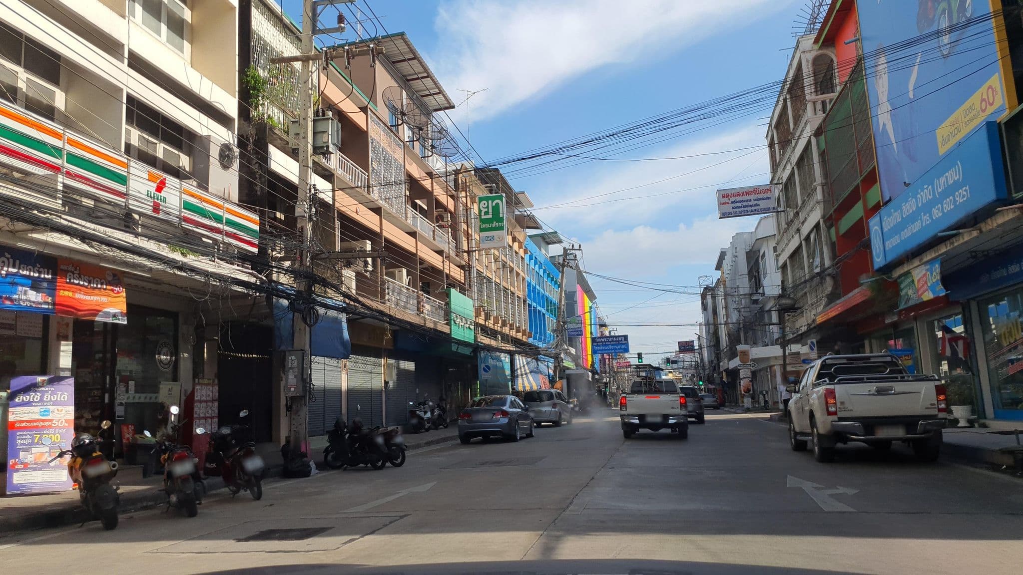 Street view near Likhit Hotel, Chon Buri — © jrcarlsen (CC BY-SA · Mapillary)