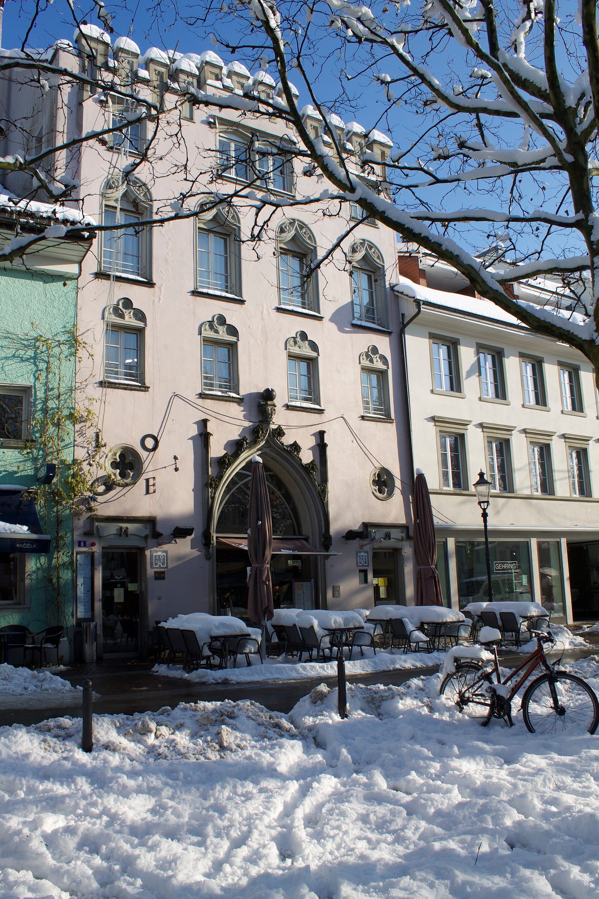 Hotel Loge (via Wikimedia Commons, CC BY-SA 2.0)