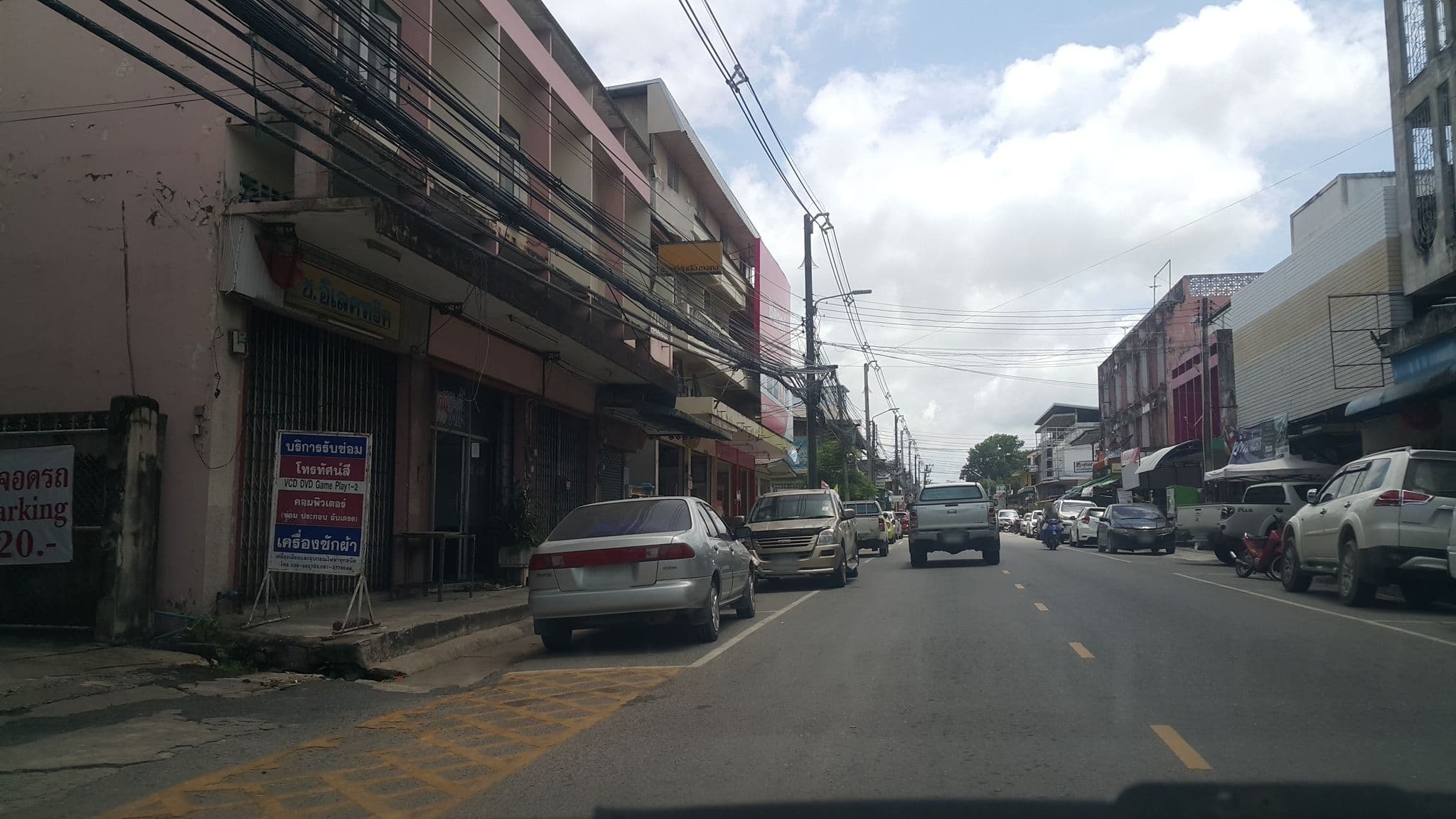 Street view near Na Thong Rungrot Hotel, Ban Chang — © jrcarlsen (CC BY-SA · Mapillary)