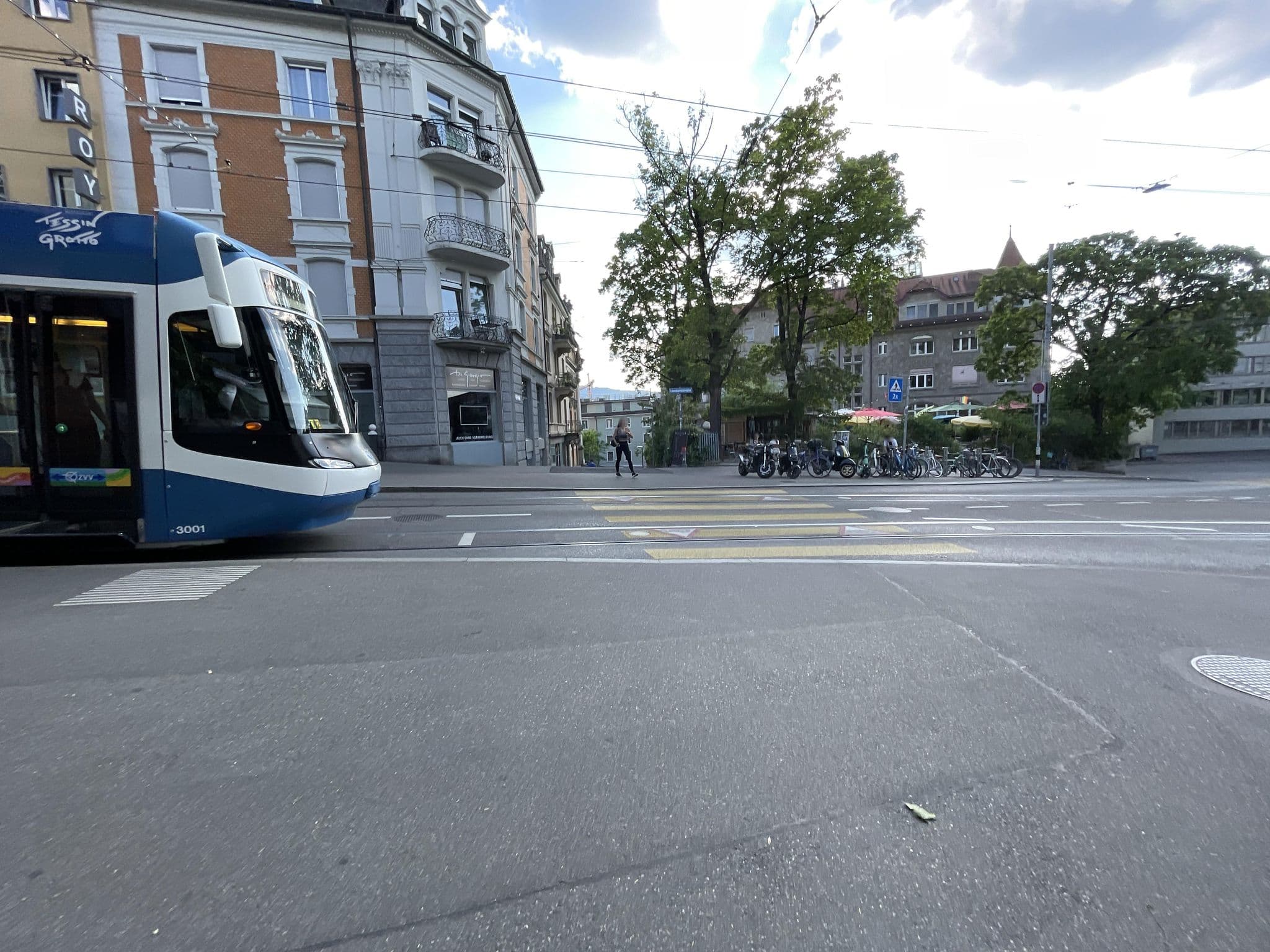 Street view near Hotel Royal, Zürich (Kreis 1) / Rathaus — © filipb (CC BY-SA · Mapillary)