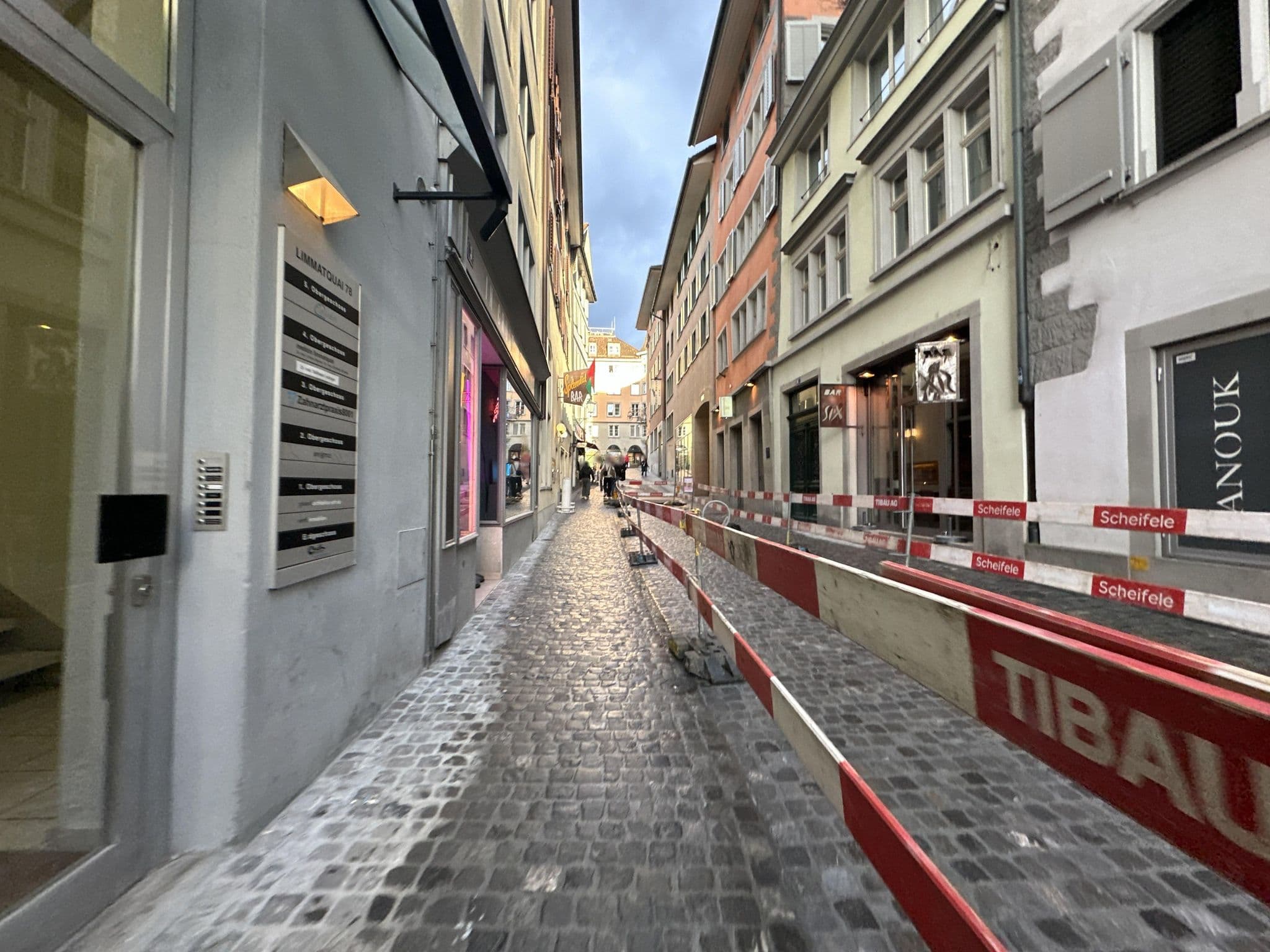 Street view near Hotel Adler, Zürich (Kreis 1) / Rathaus — © quickness805 (CC BY-SA · Mapillary)