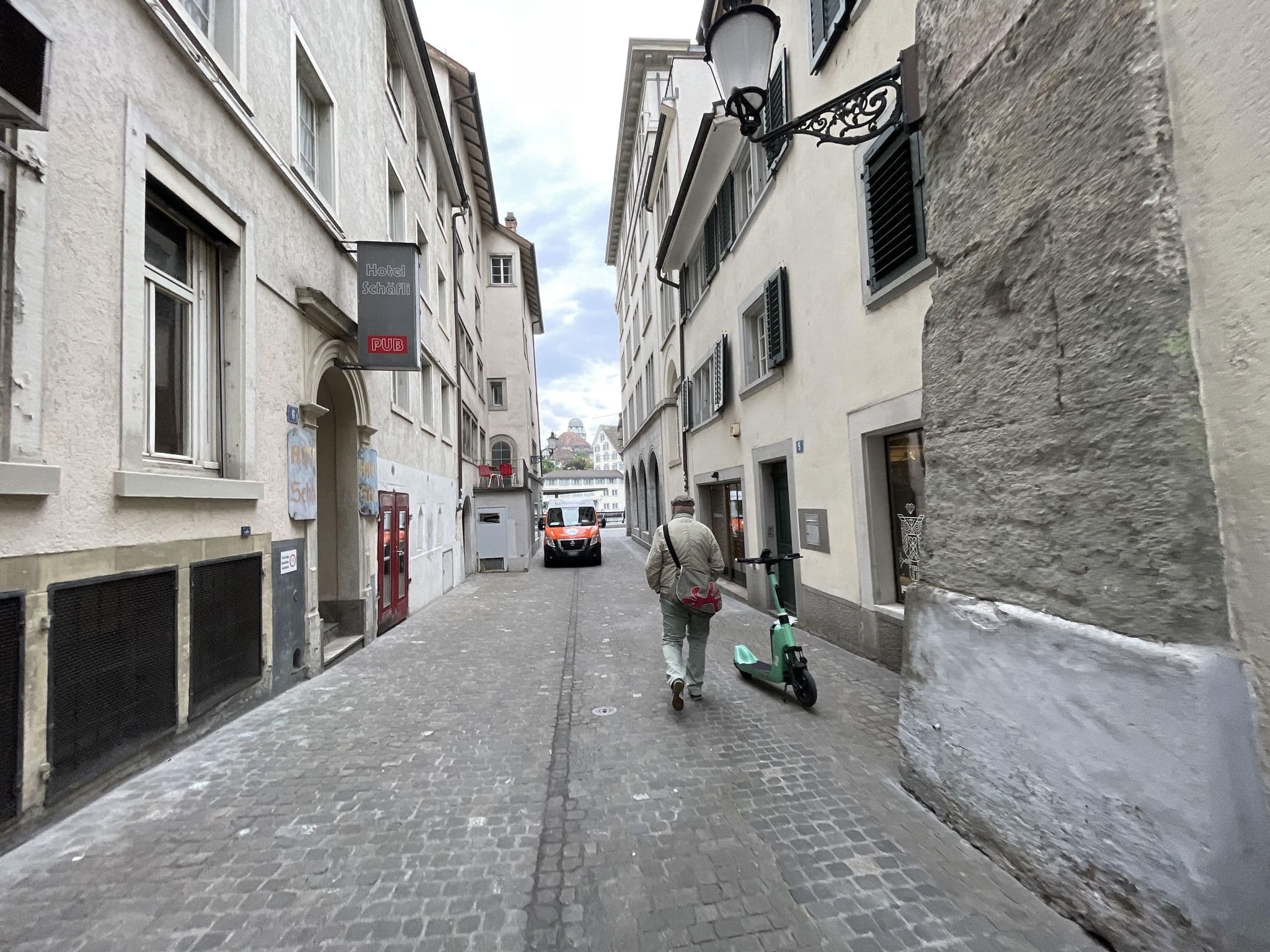 Street view near Pop Up Hotel Krone Zurich, Zürich (Kreis 1) / Rathaus — © filipb (CC BY-SA · Mapillary)