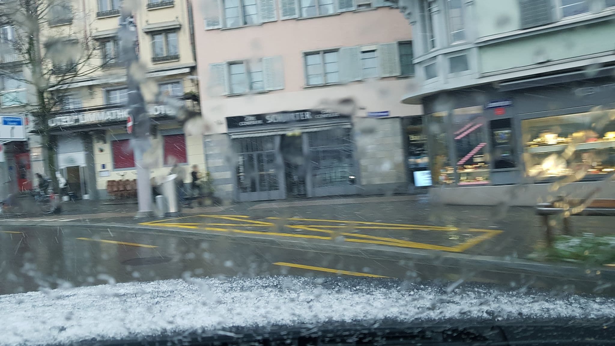 Street view near Limmathof, Zürich (Kreis 1) / Rathaus — © kashifmukh (CC BY-SA · Mapillary)
