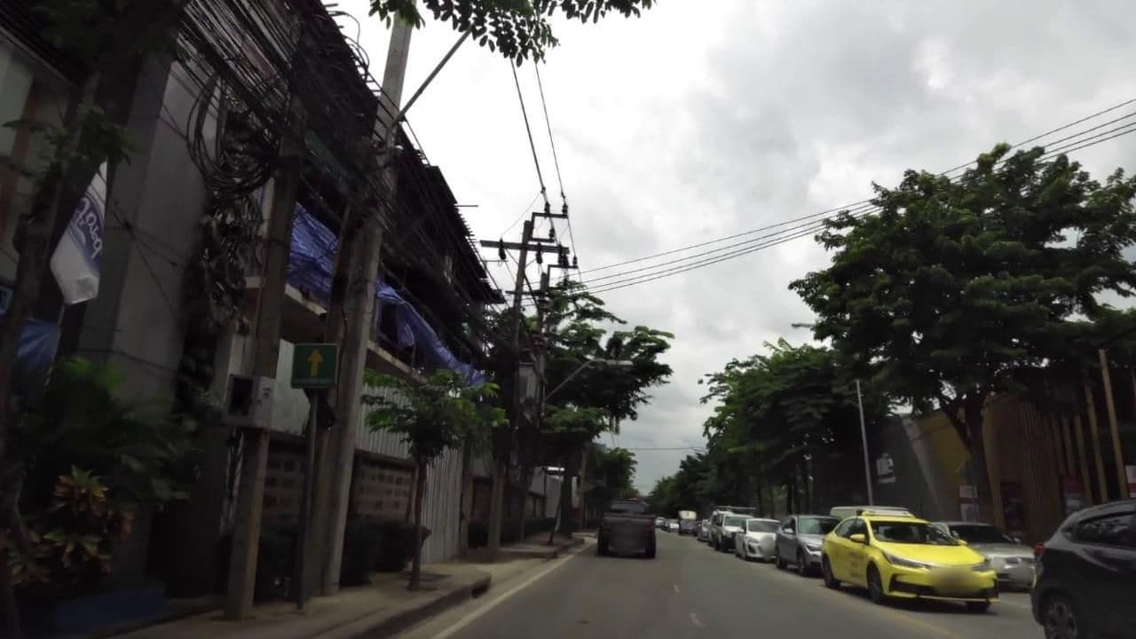 Street view near Marsi Hotel @ Bangchak, Phra Khanong — © toffy (CC BY-SA · Mapillary)