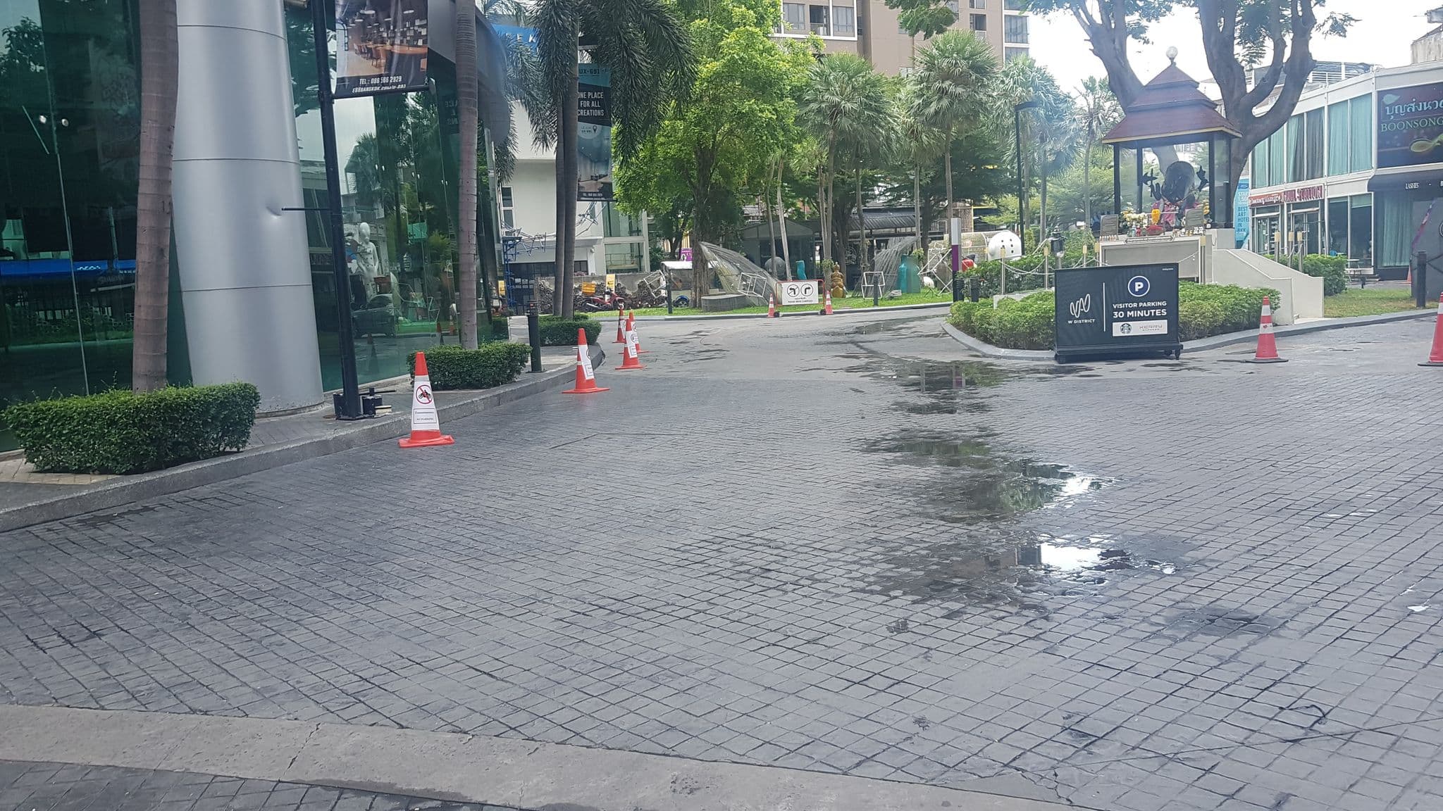 Street view near Beat Hotel Bangkok, Khlong Toei — © kallhoinz (CC BY-SA · Mapillary)