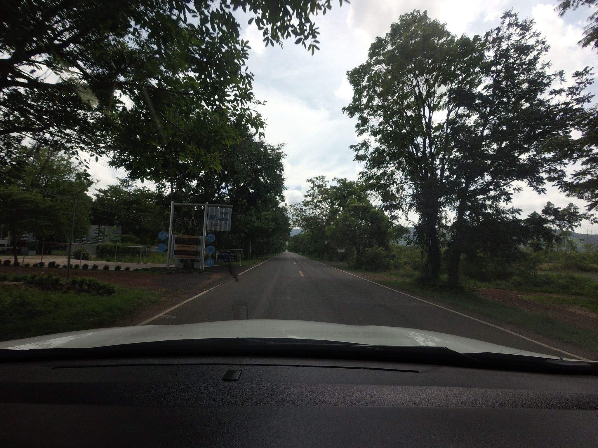 Street view near Nunou Cafe’ Home Stay Resort, Ban Noen Hom — © mishari (CC BY-SA · Mapillary)
