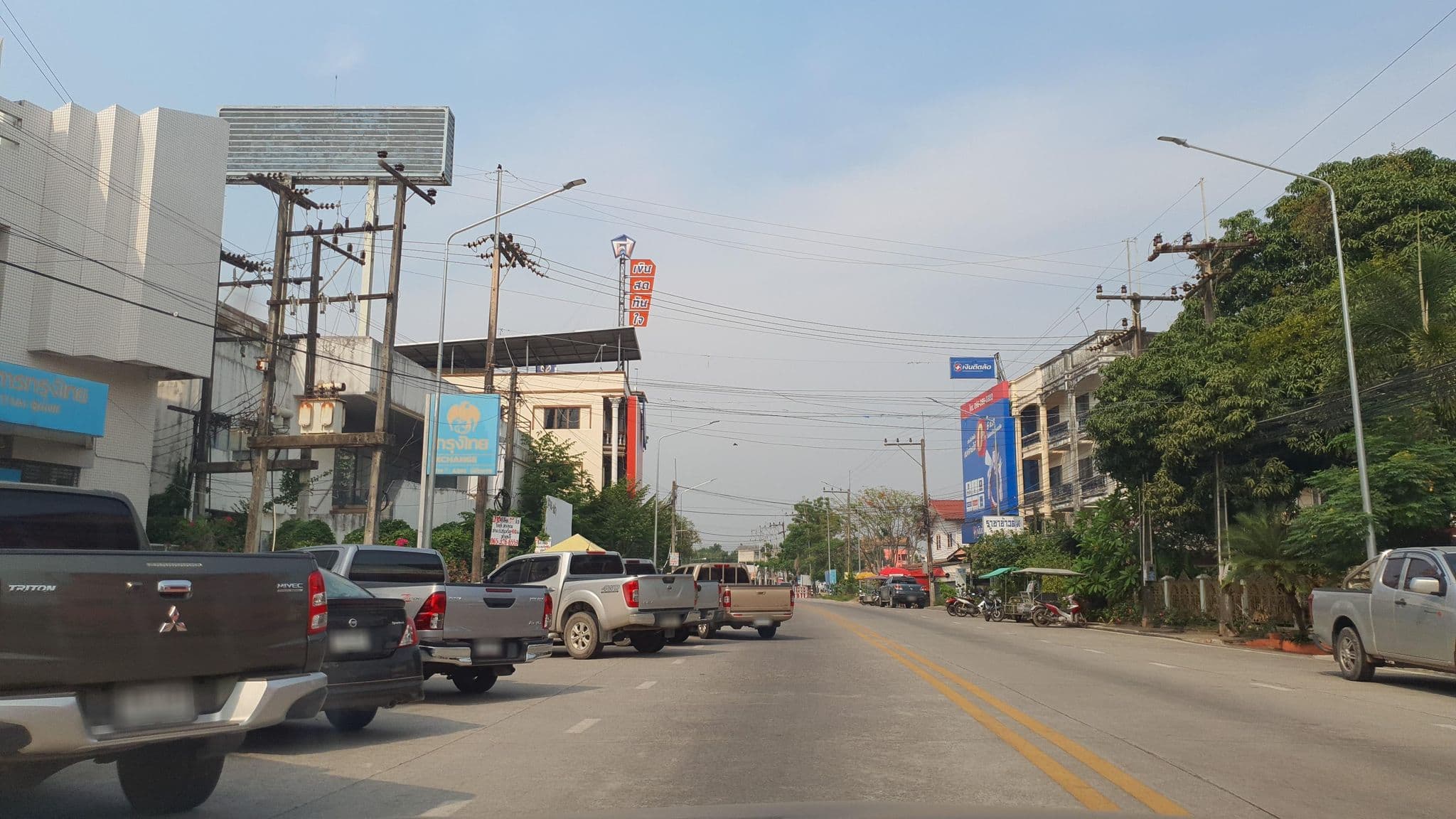Street view near Sukharom Hotel, Ban Phe