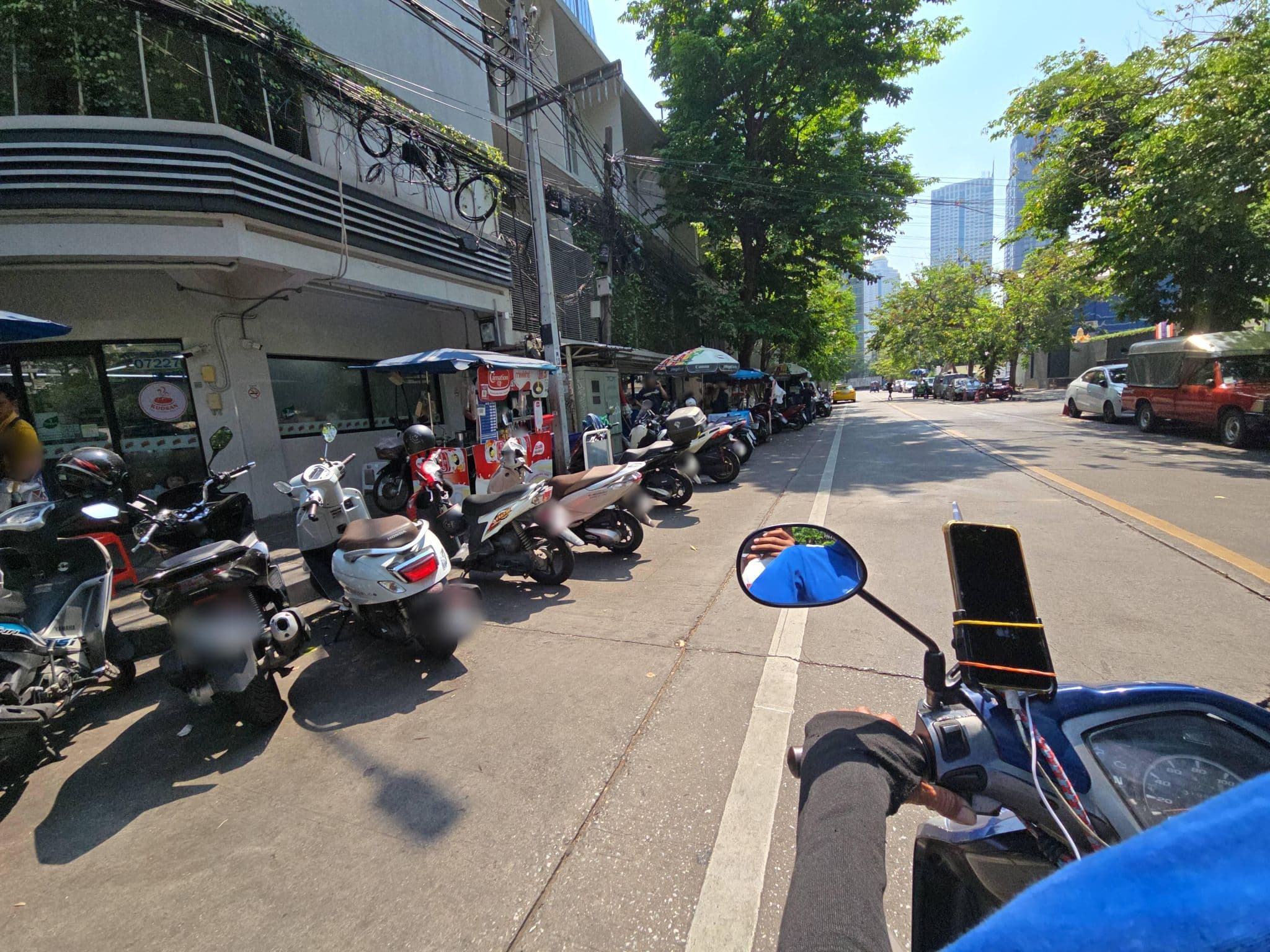 Street view near Niagara Hotel, Bang Rak