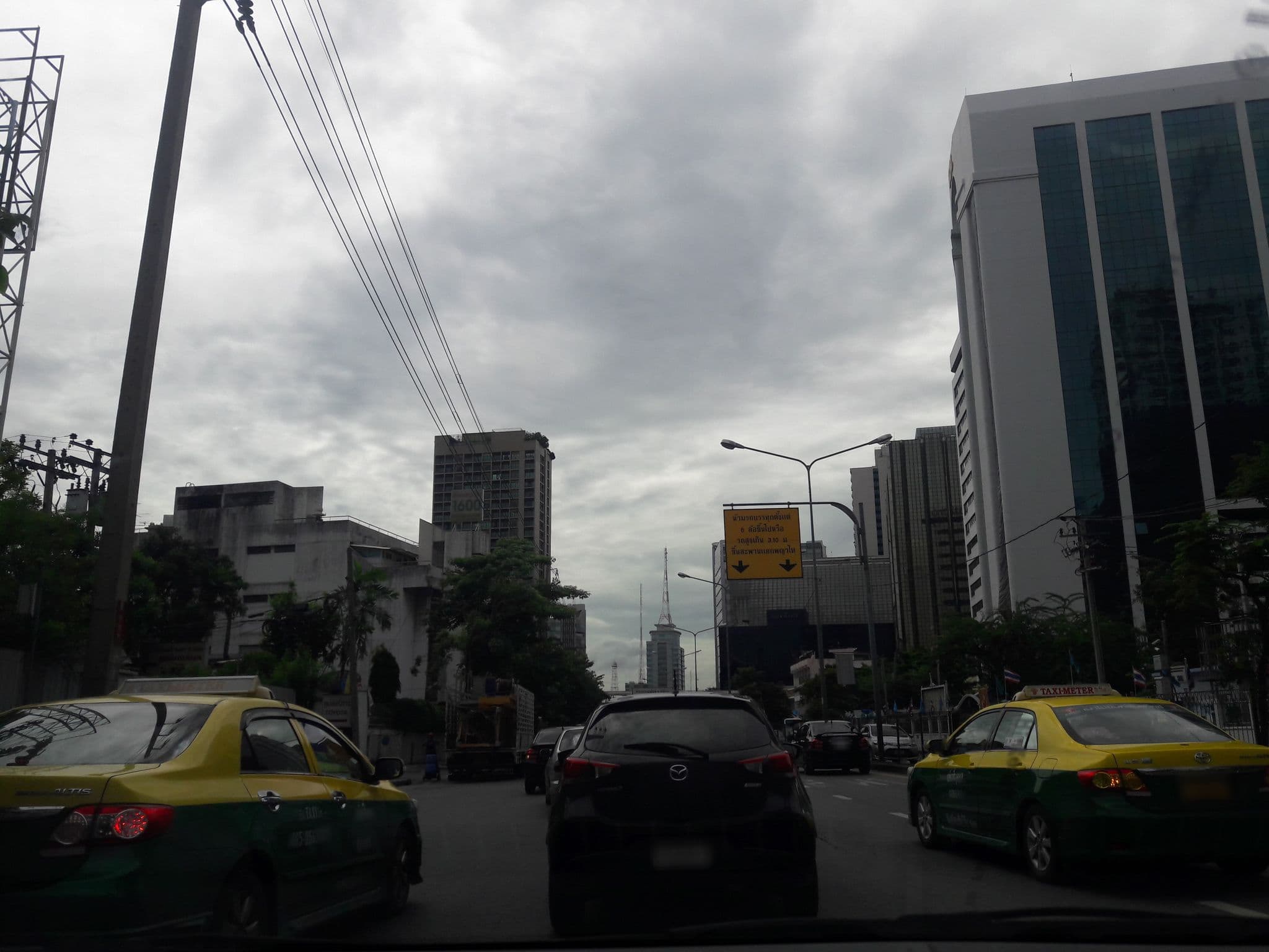 Street view near Queensland Hotel, Ratchathewi — © dukeduke (CC BY-SA · Mapillary)