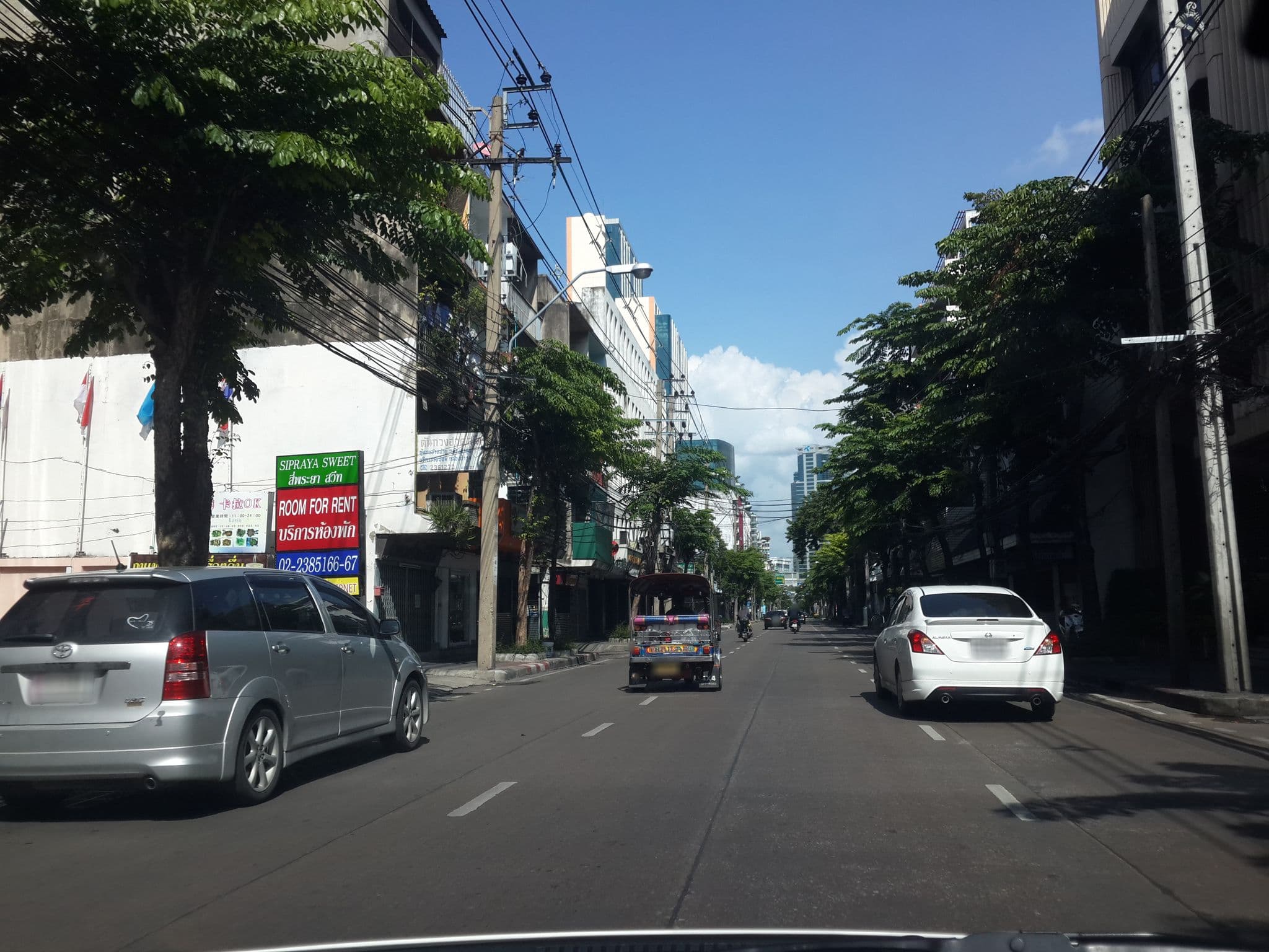 Street view near Siphaya Tower Hotel (สี่พระยาทาวเวอร์ อินน์), Bang Rak