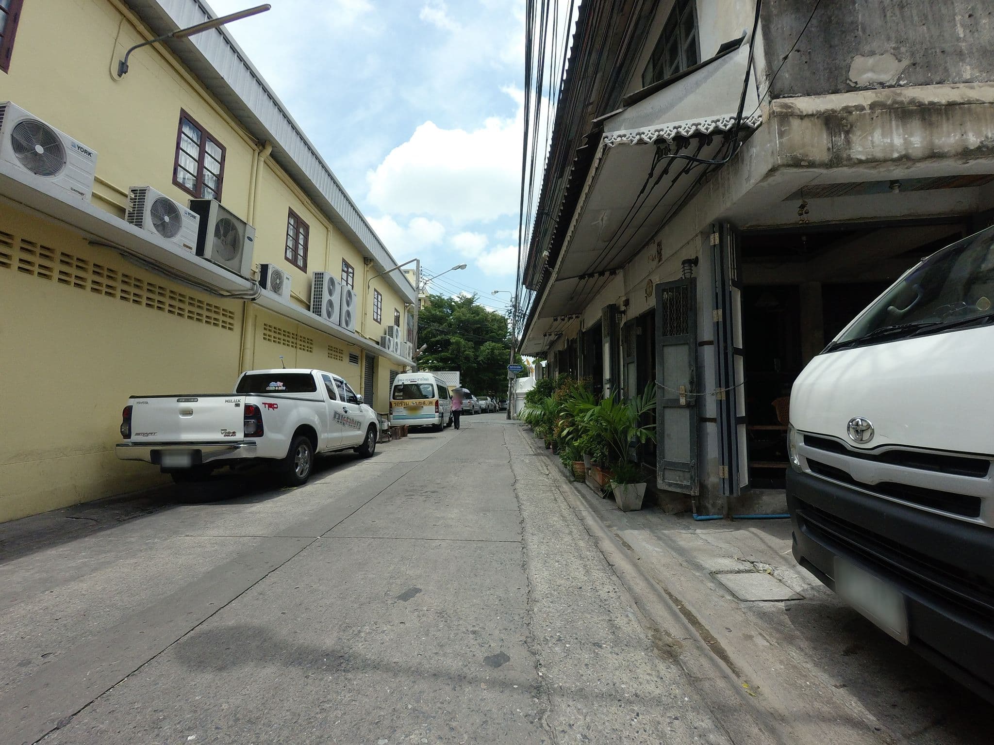 Street view near Here Hostel Bangkok, Bangkok — © mishari (CC BY-SA · Mapillary)