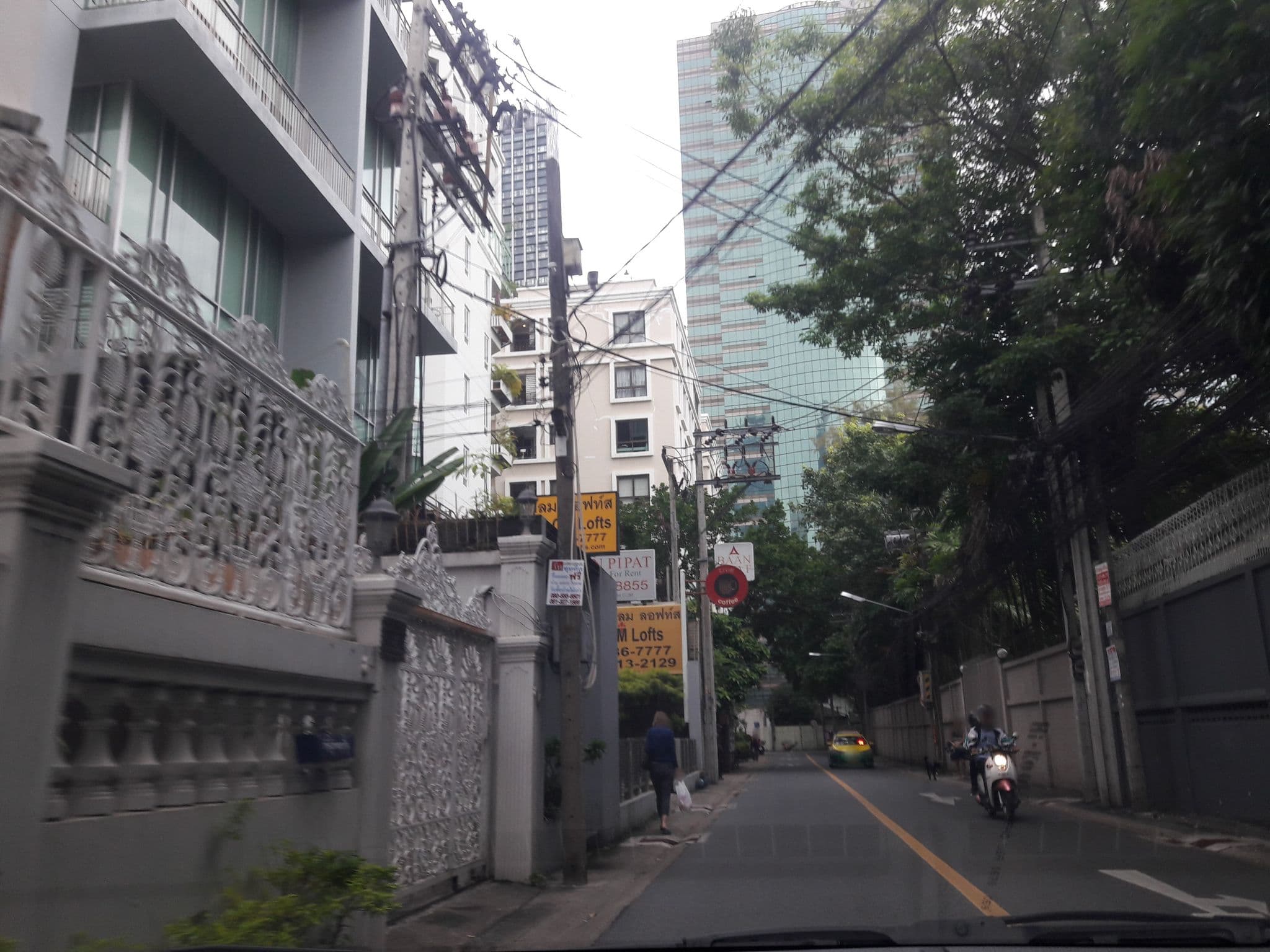 Street view near Baan Pipat Apartment, Bang Rak
