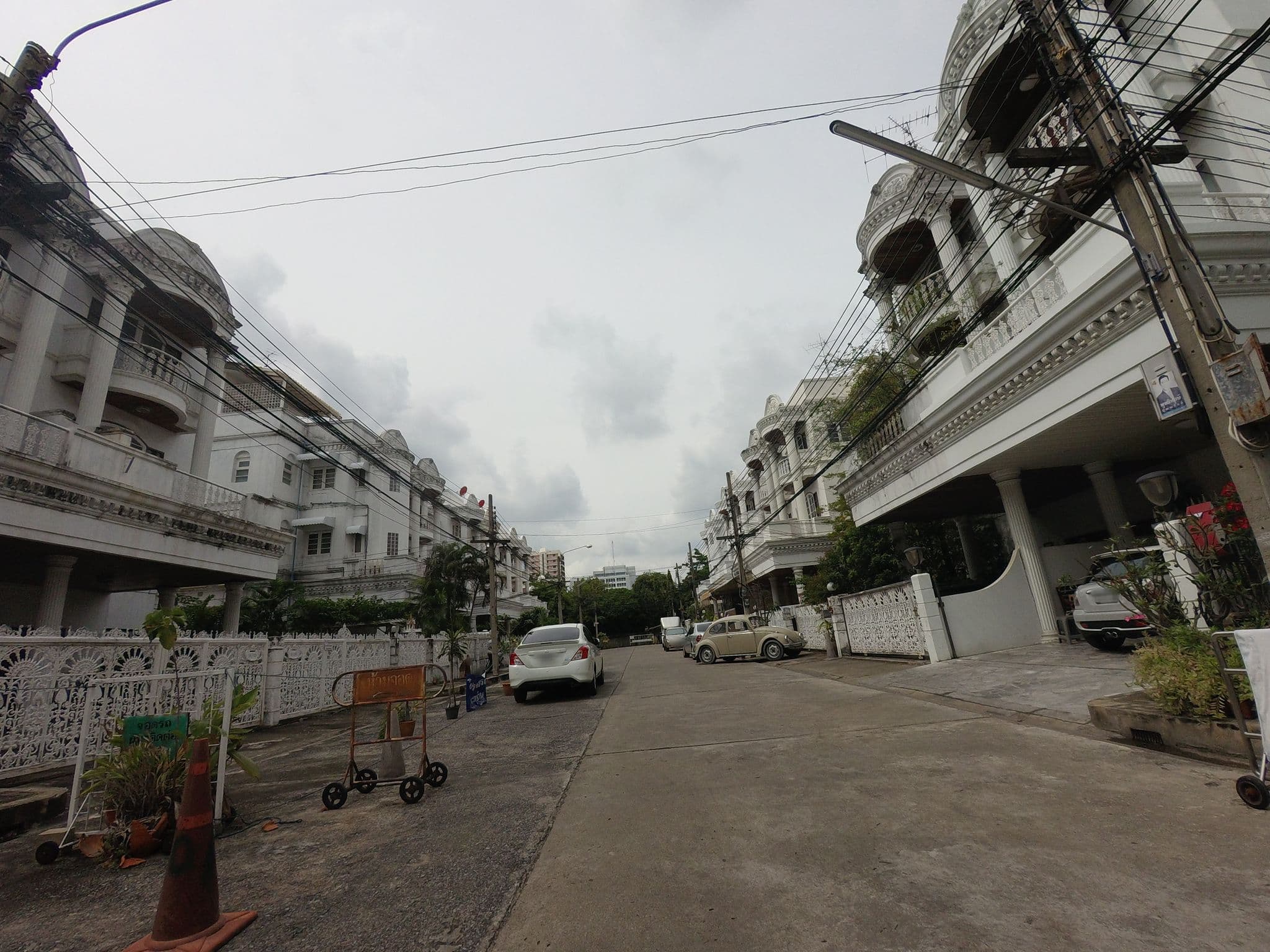 Street view near Lost and Found Bed and Breakfast, Phaya Thai — © mishari (CC BY-SA · Mapillary)