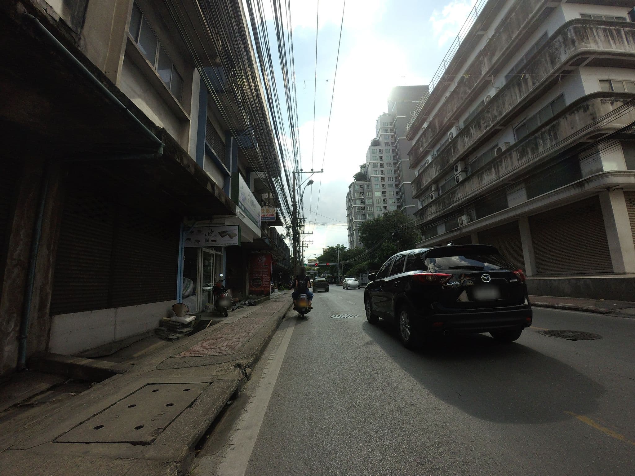 Street view near Uspire Apartment, Huai Khwang — © mishari (CC BY-SA · Mapillary)