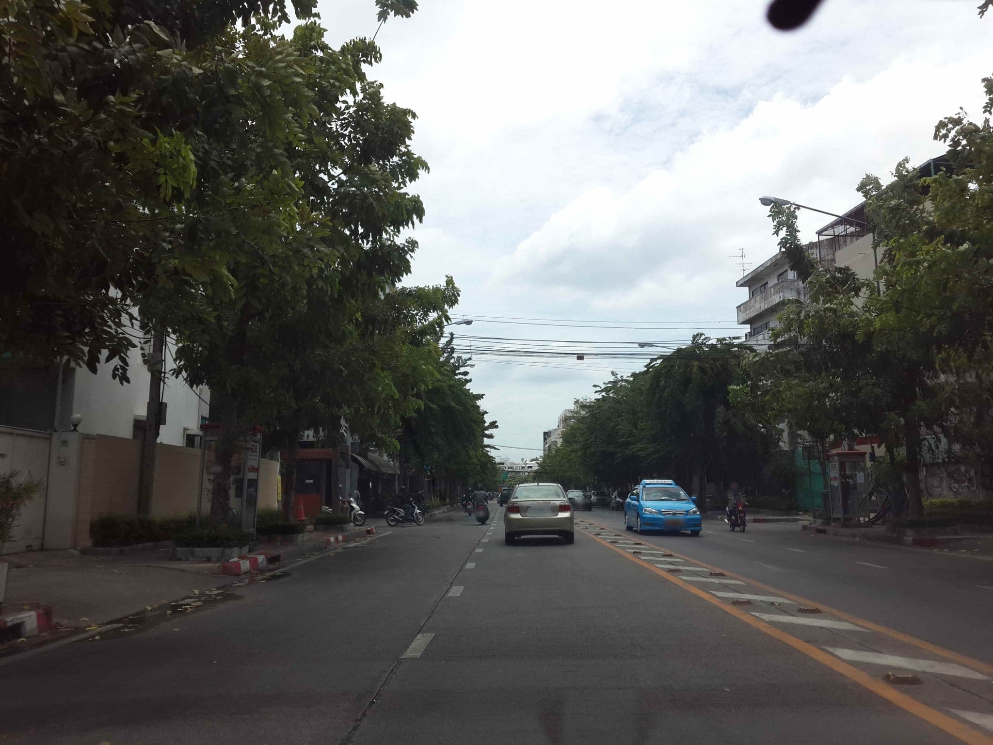 Street view near Siam Bright Suite, Bang Rak Subdistrict — © mishari (CC BY-SA · Mapillary)
