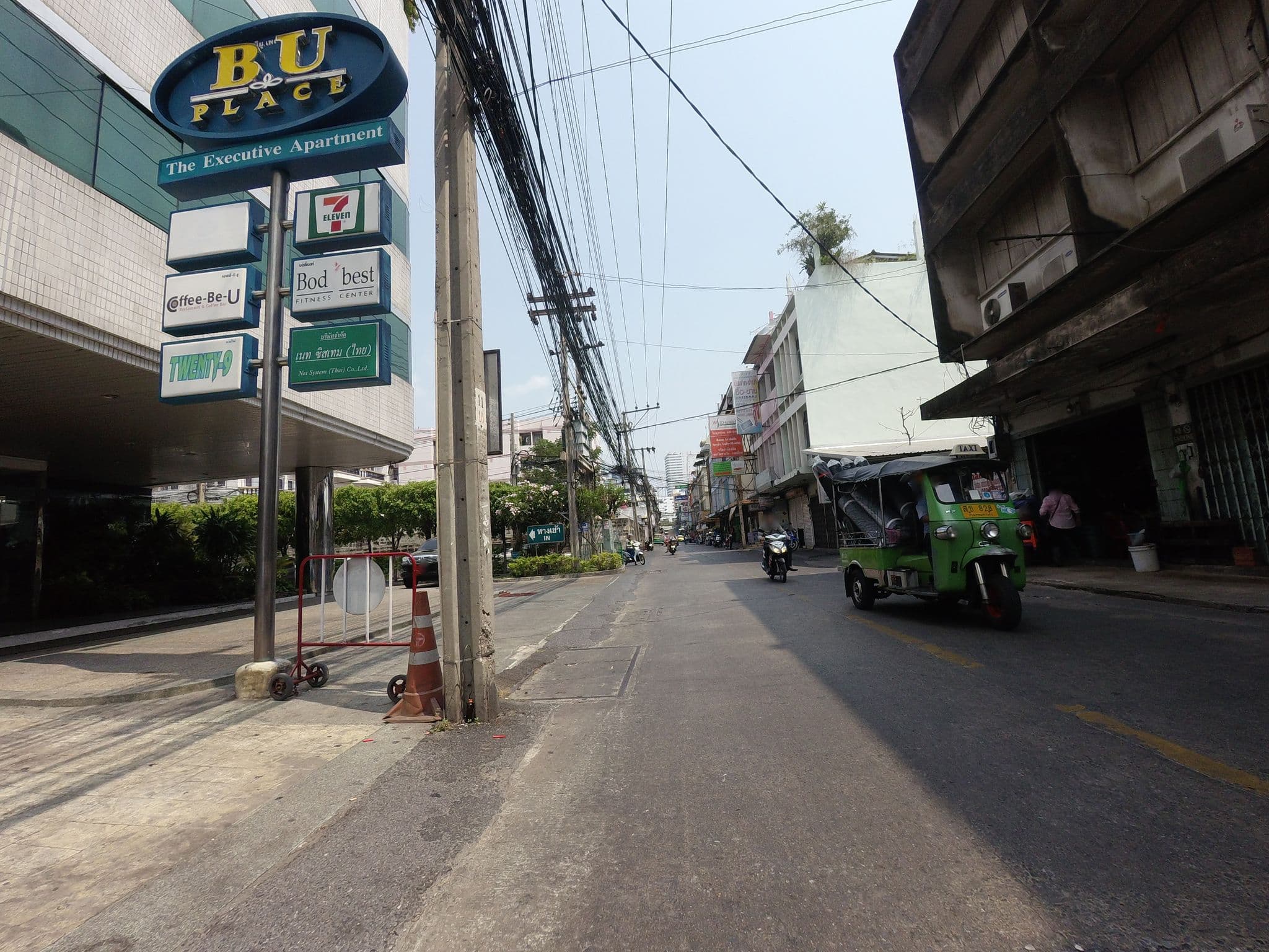 Street view near B.U. Place Hotel, Makkasan