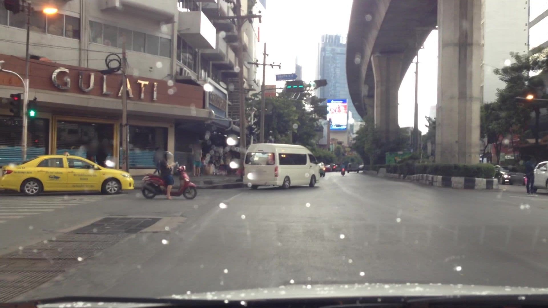 Street view near Bangkok Cheap Hotels and Resorts in Thailand, Makkasan