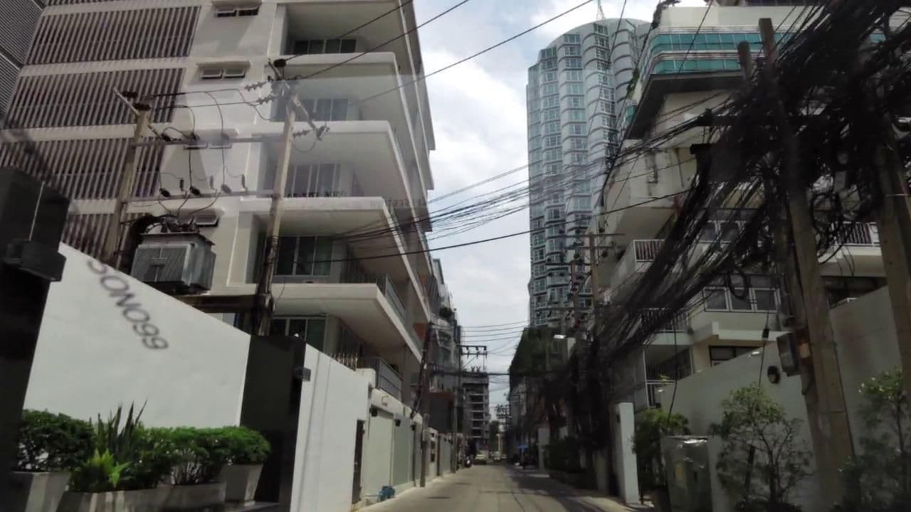 Street view near Floral Court Hotel & Residence Sukhumvit 13, Makkasan