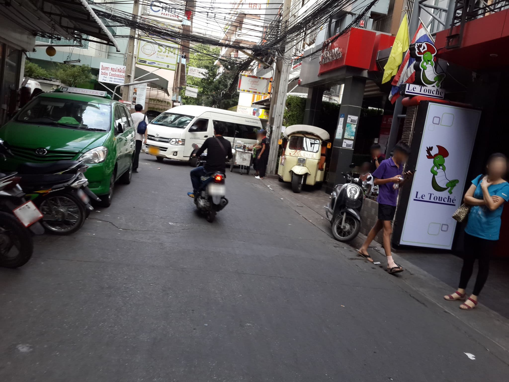 Street view near Gusto Pratunam Hotel, Makkasan