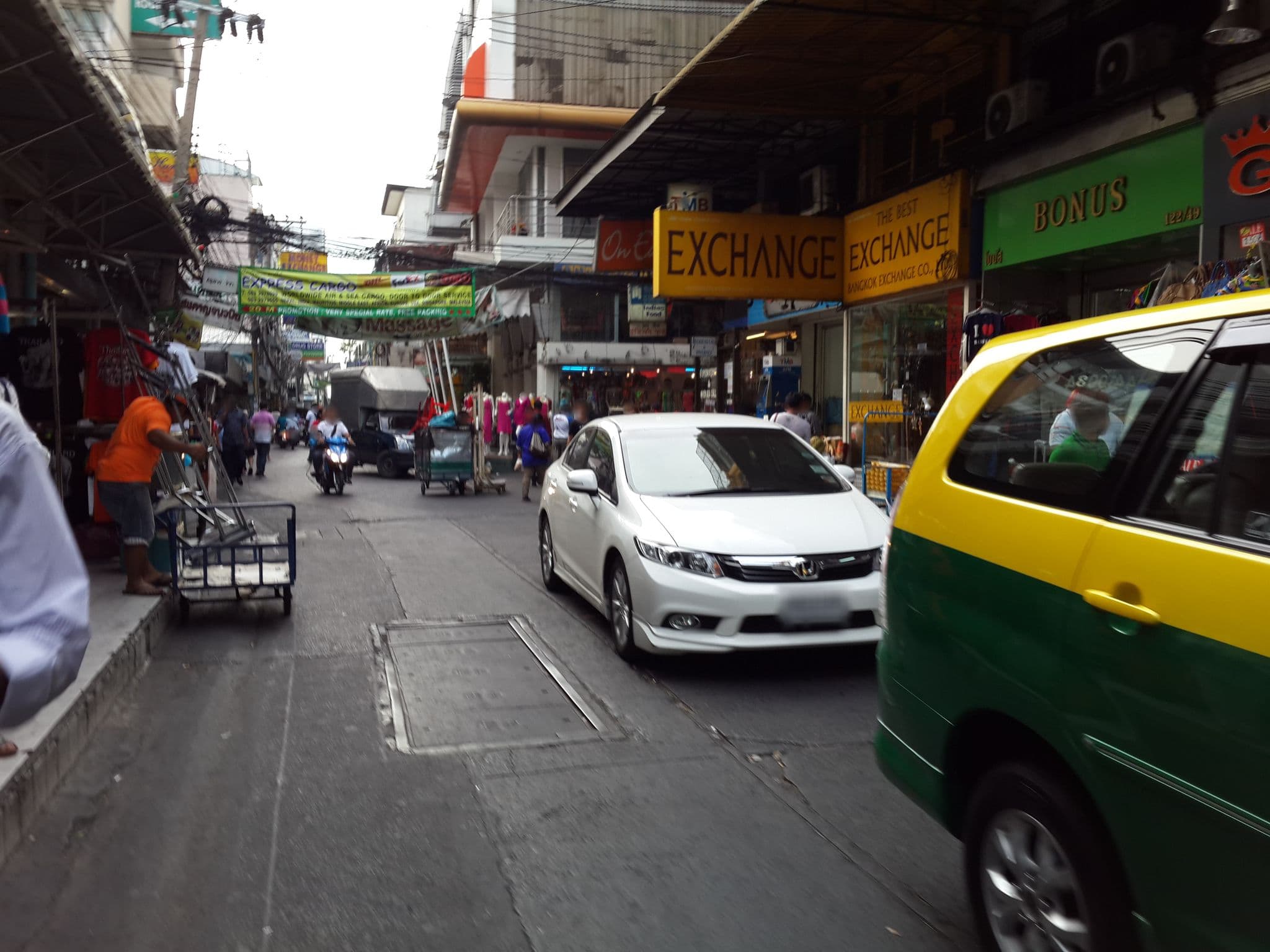 Street view near The 93 Hotel, Makkasan