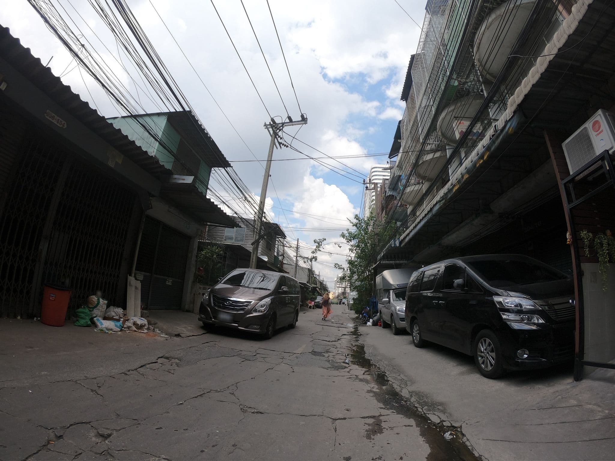 Street view near Phobphan Hostel, Makkasan