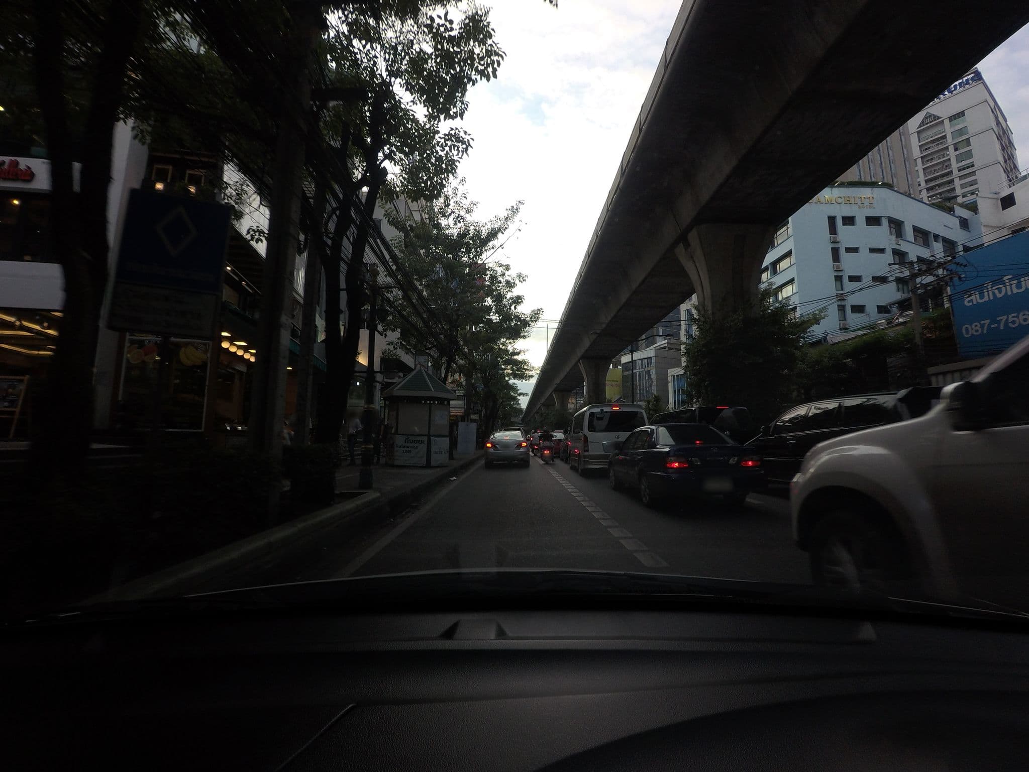 Street view near The Blocks Hostel Sukhumvit 10, Makkasan