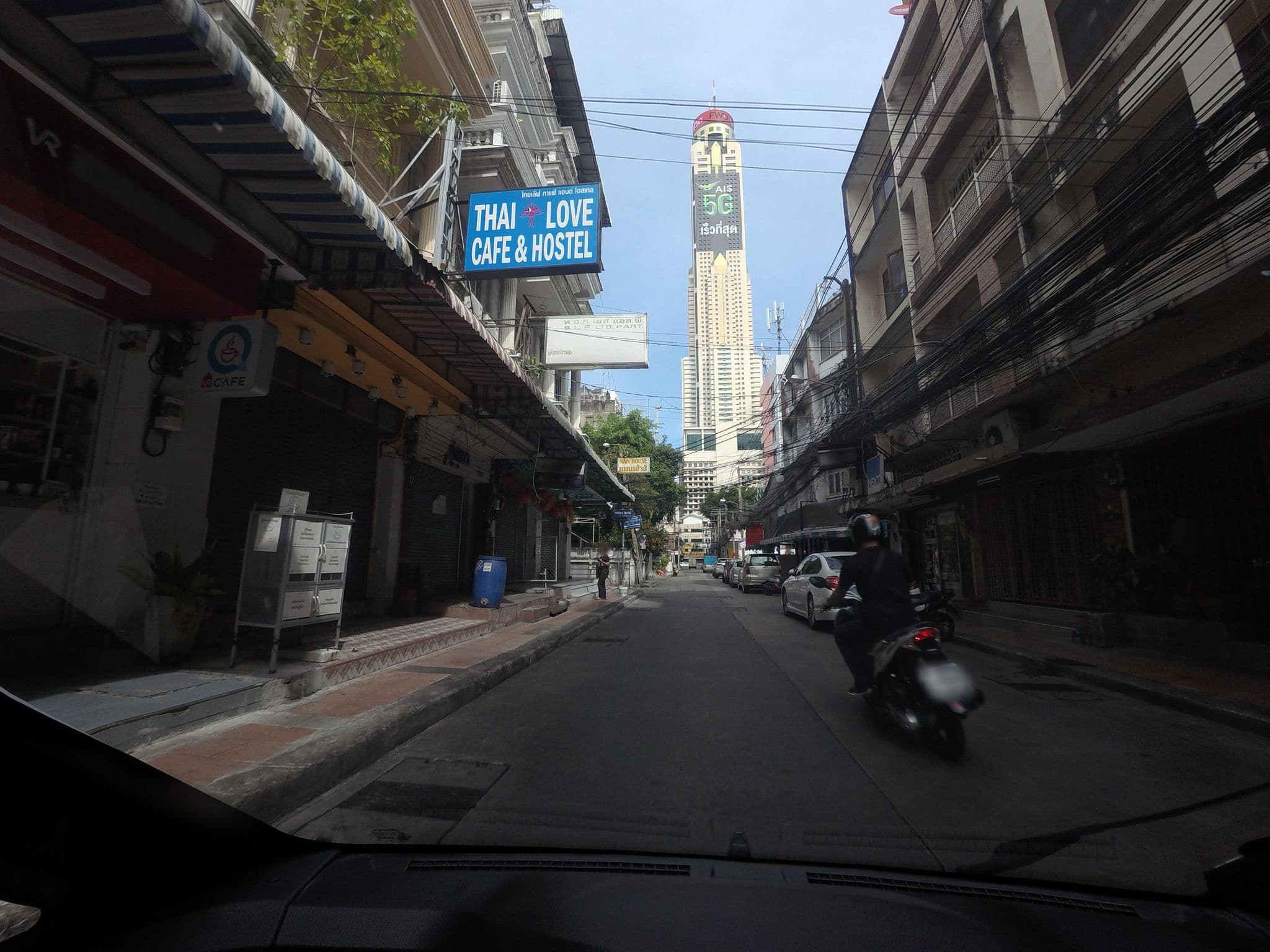 Street view near Bankbed Hostel, Makkasan