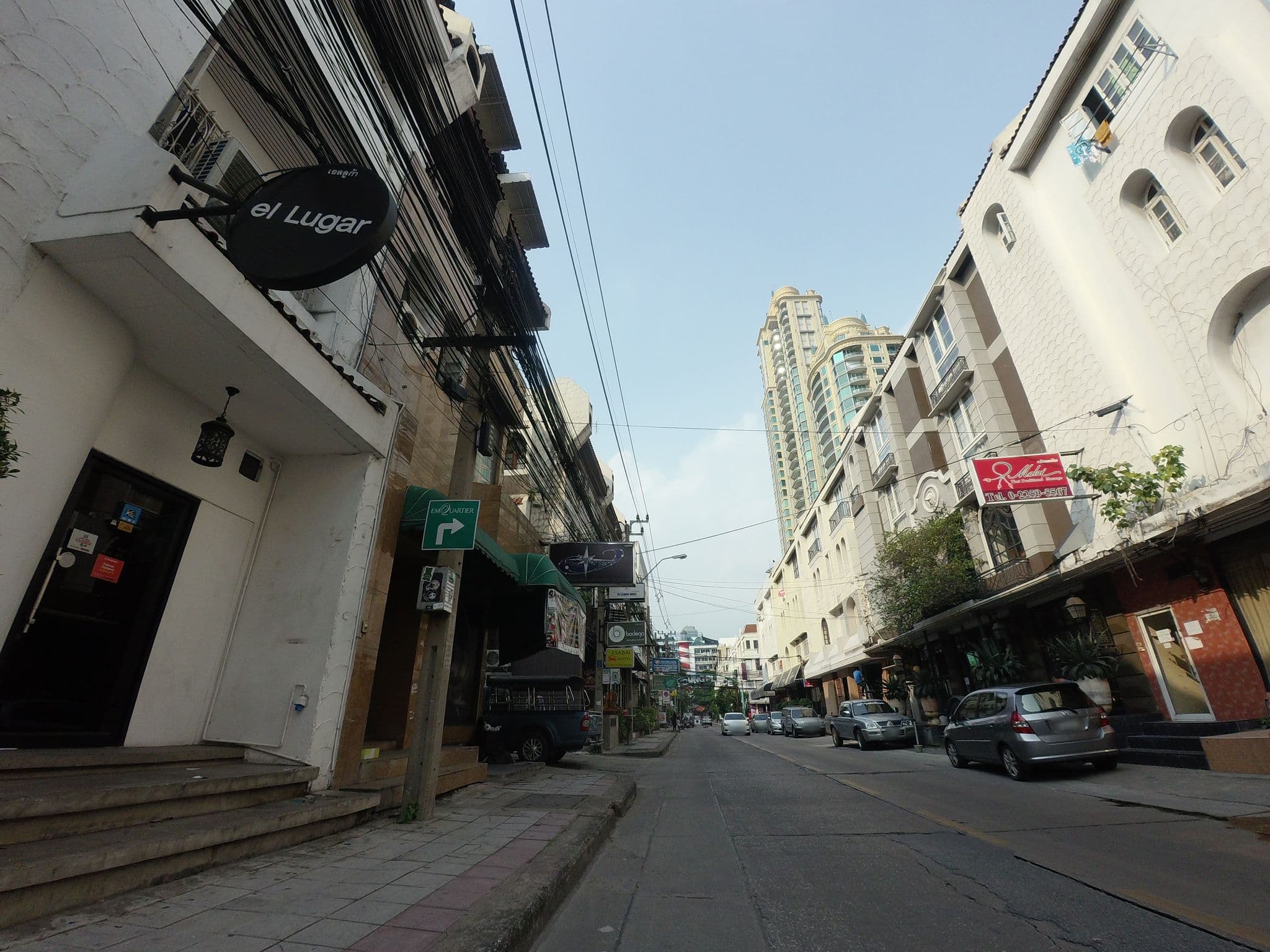 Street view near Bodega Bangkok Soi 23, Watthana