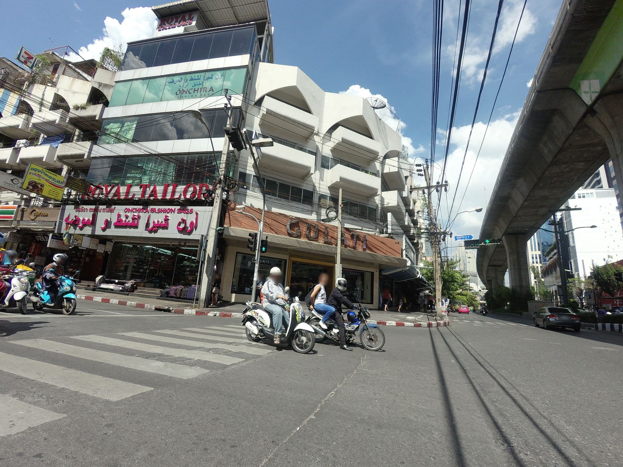 Street view near Hom Cooking Hostel, Makkasan