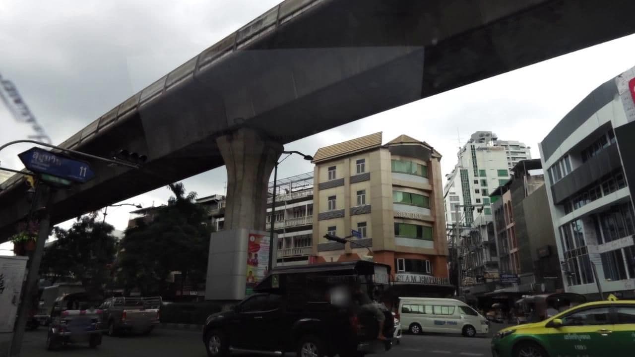 Street view near Vibes Hostel Bangkok, Makkasan