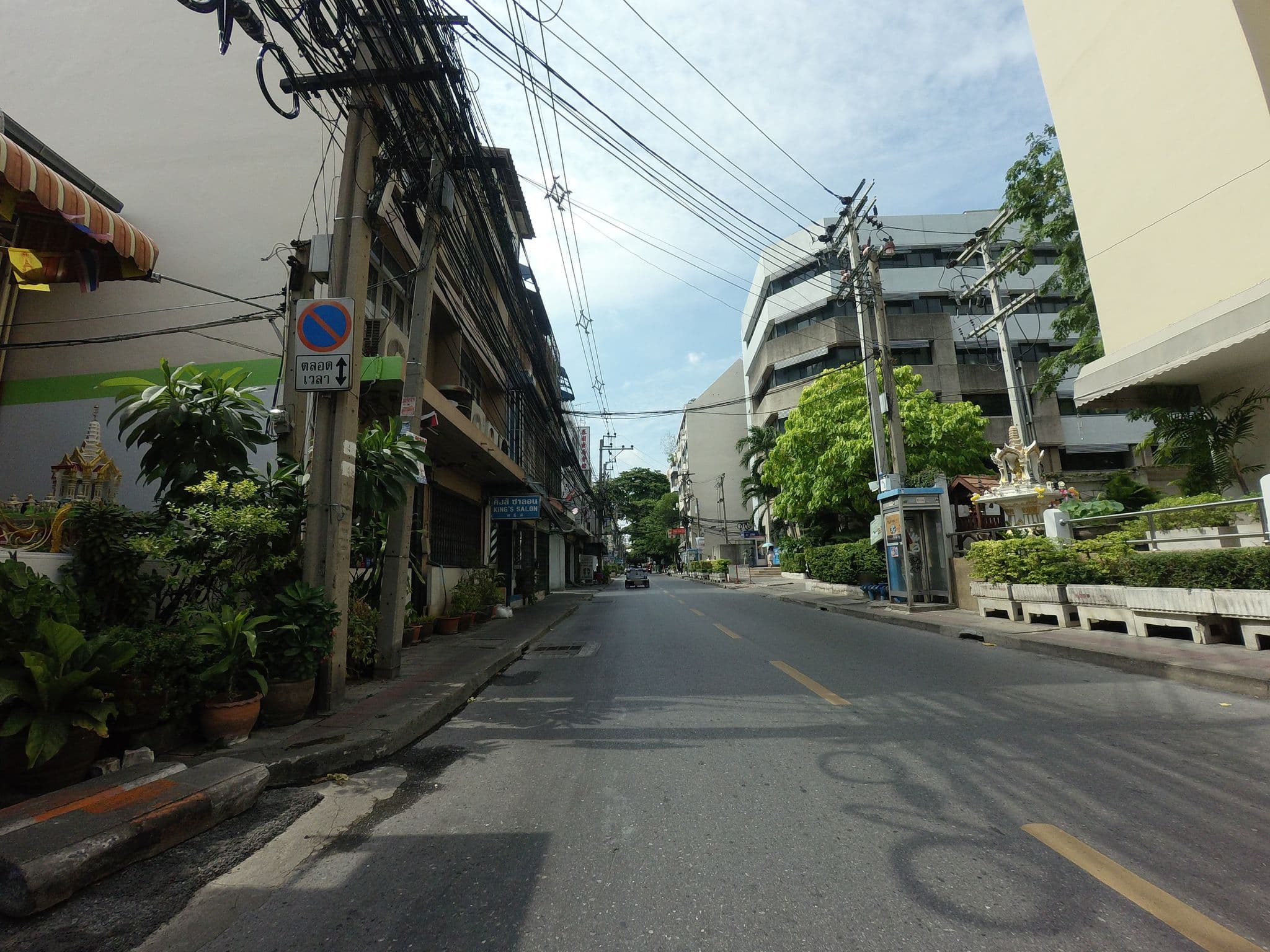 Street view near On The Bed Hostel, Makkasan