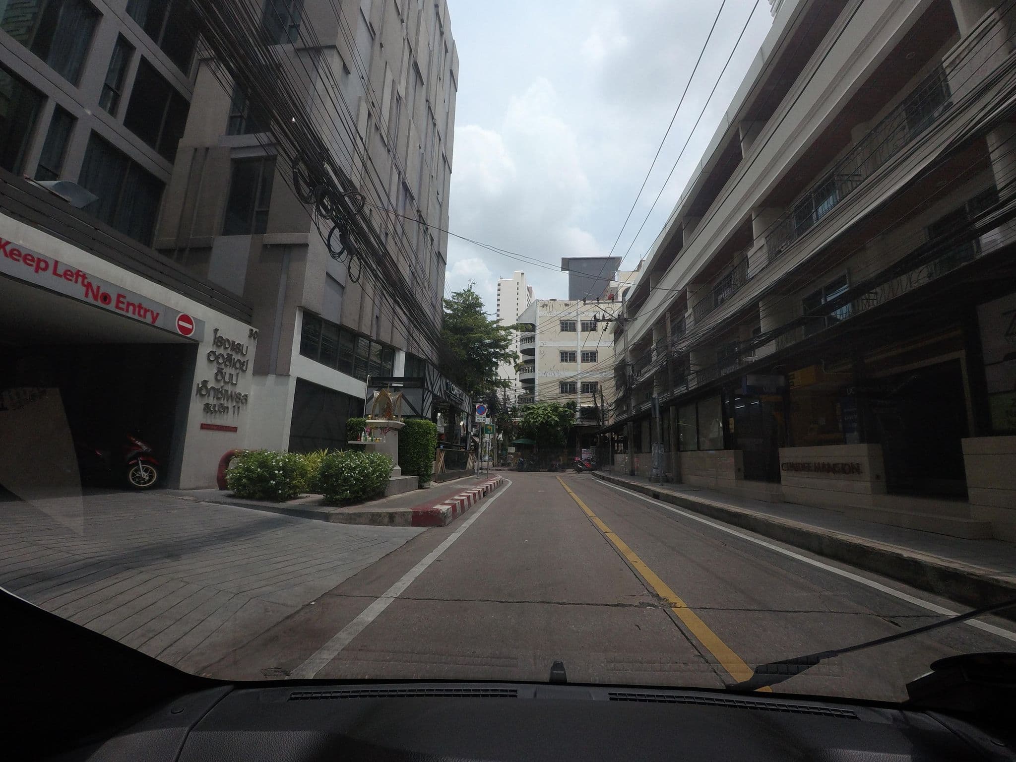 Street view near Chaidee Mansion, Makkasan