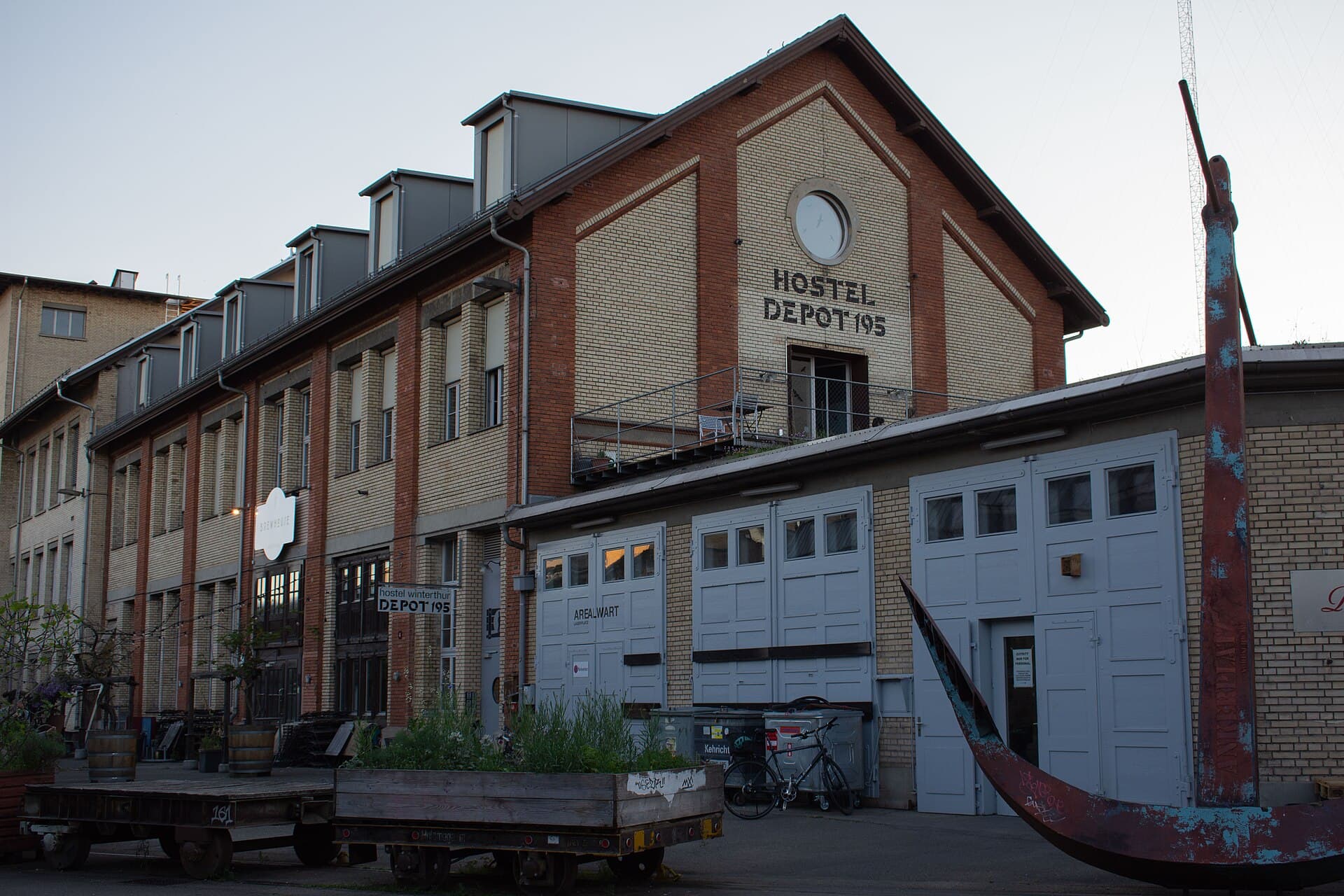 Depot 195 (via Wikimedia Commons, CC BY-SA 3.0)