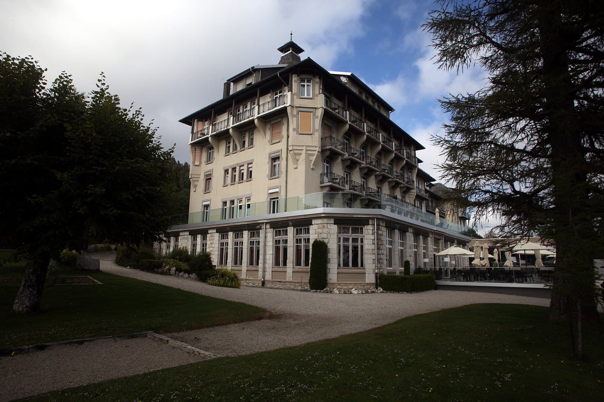 Grand Hôtel des Rasses (via Wikimedia Commons, CC BY-SA 4.0)