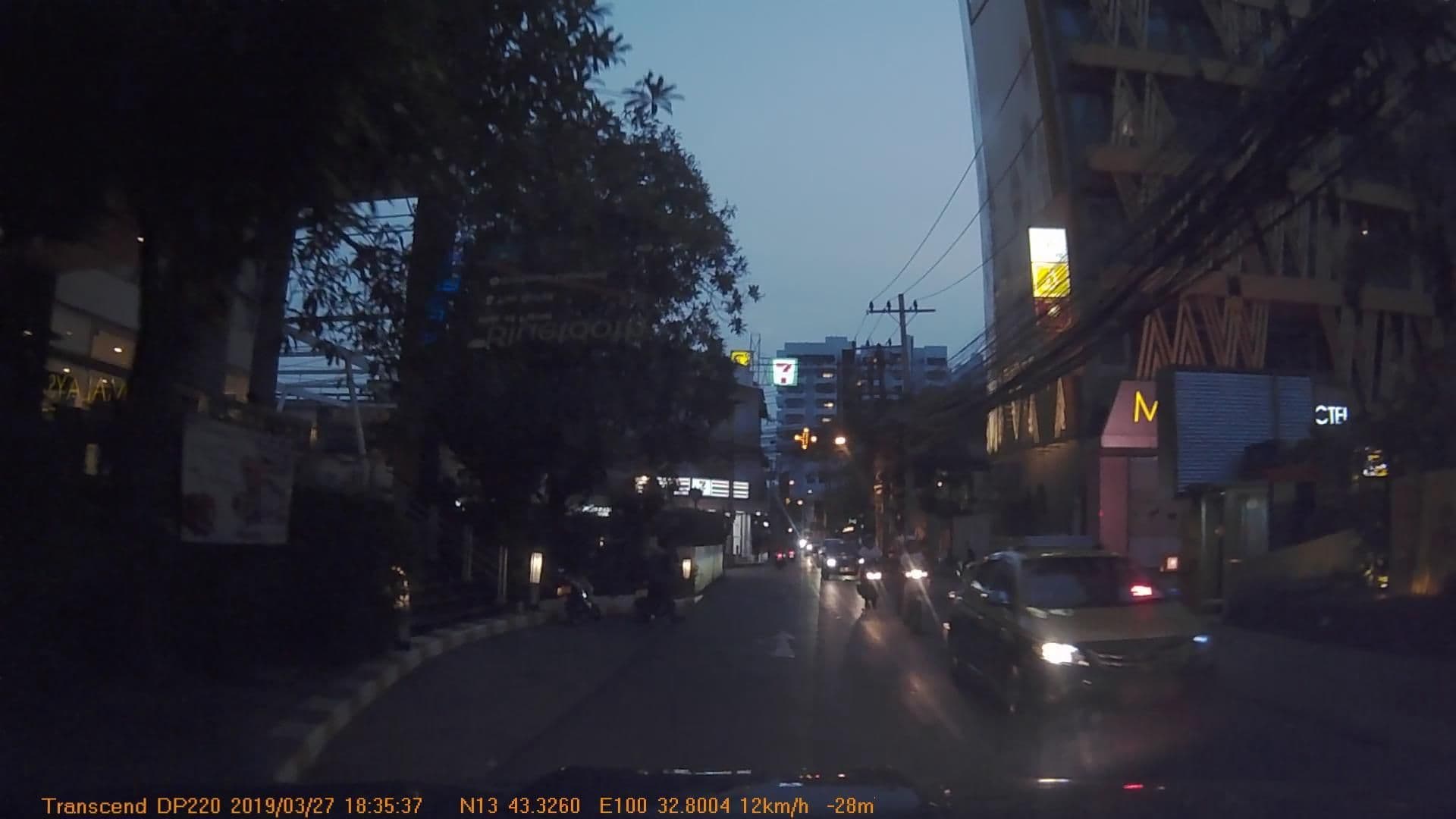Street view near La Ngam Du Phli Hotel, Bang Rak