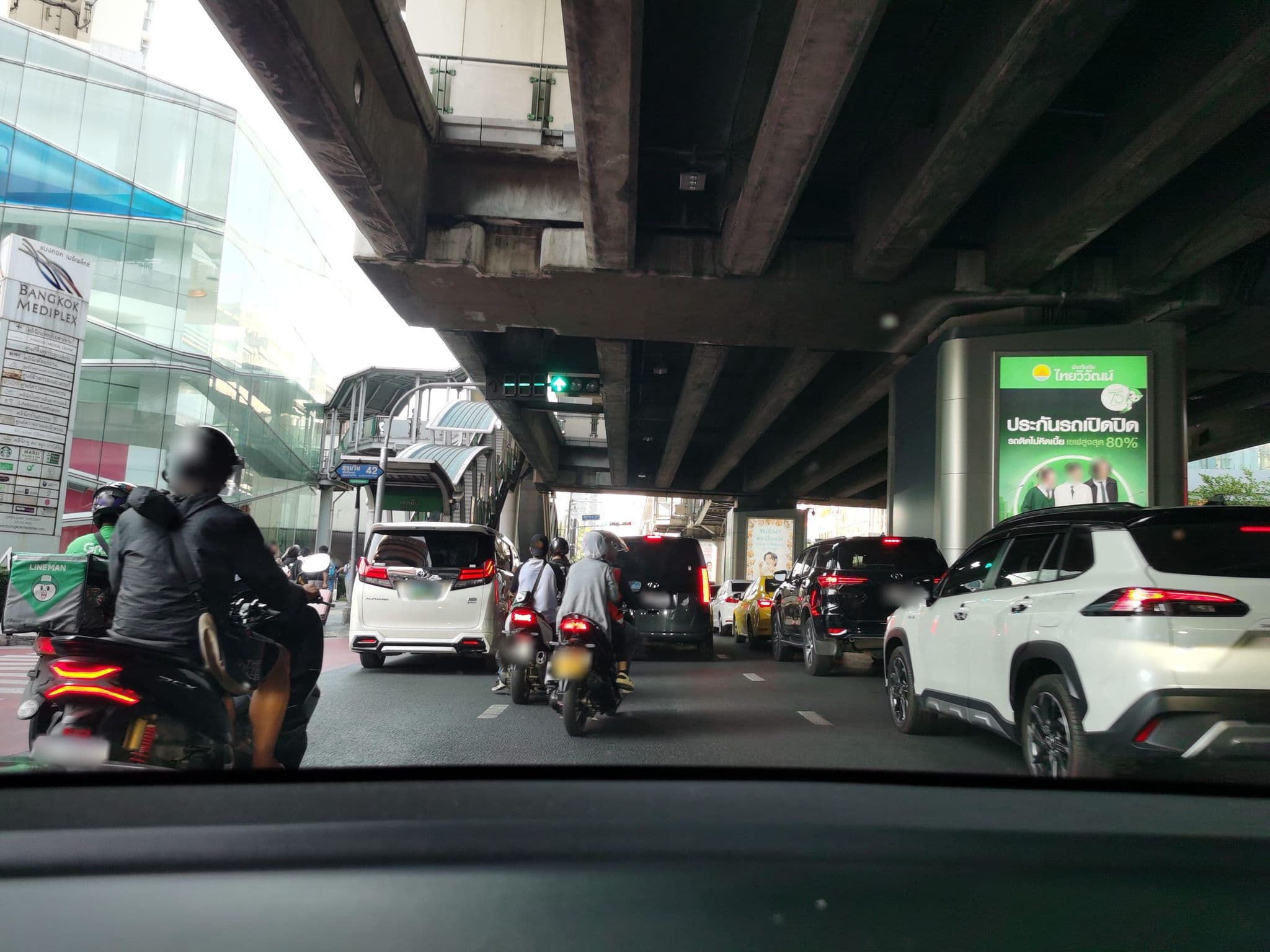 Street view near Chill Inn Bangkok Urban Cafe & Hostel, Khlong Toei — © lin_wang (CC BY-SA · Mapillary)