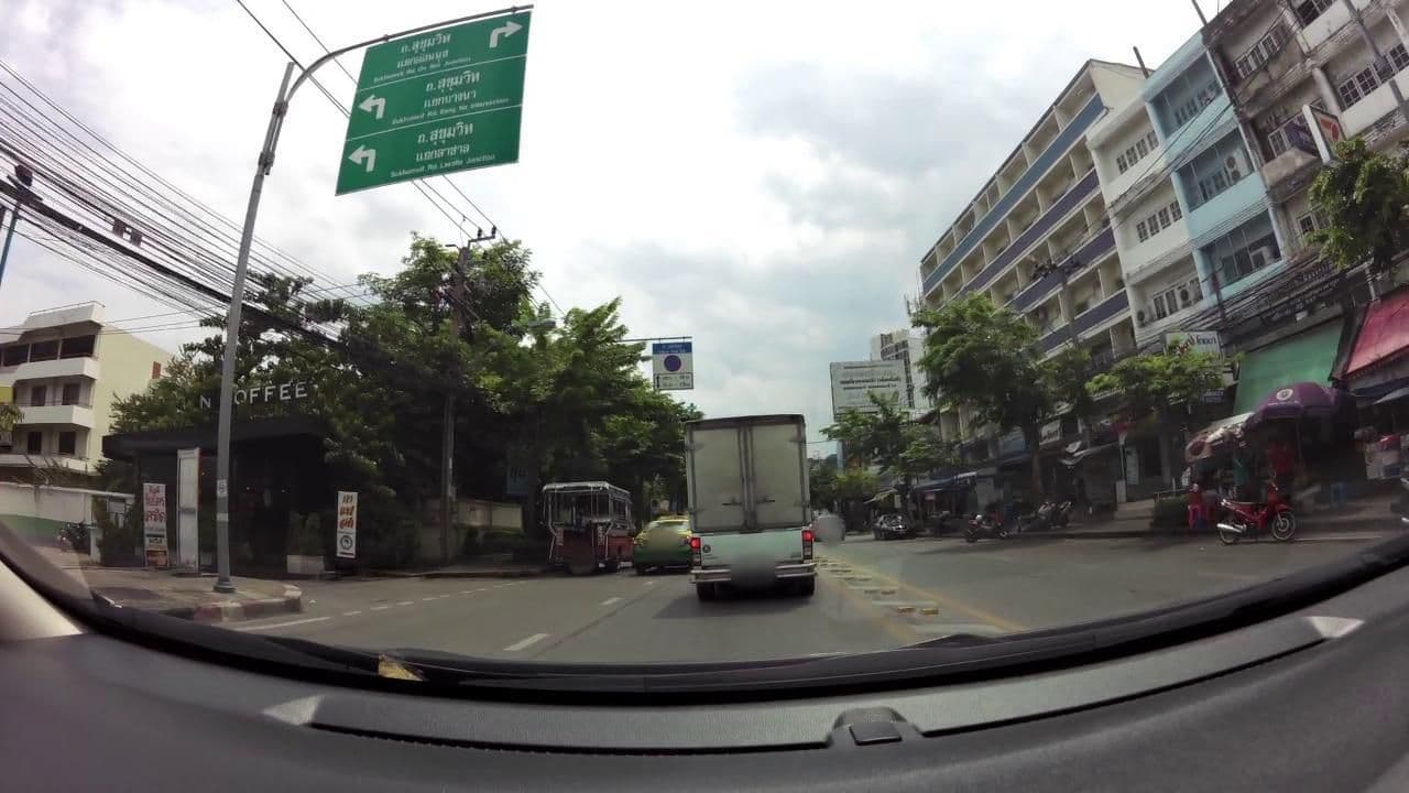 Street view near Terlyn Hostel & Cafe, Phra Khanong — © krittimanu (CC BY-SA · Mapillary)