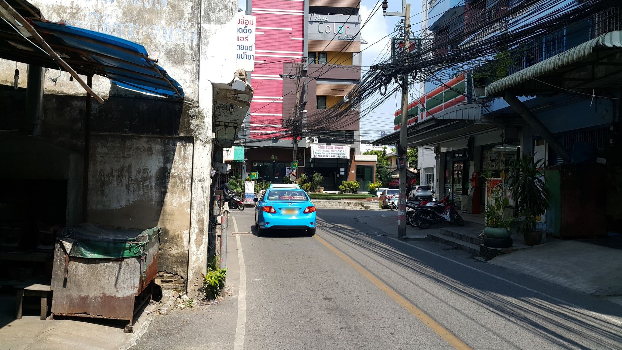 Street view near Phresh Hostel, Phra Khanong — © jrcarlsen (CC BY-SA · Mapillary)
