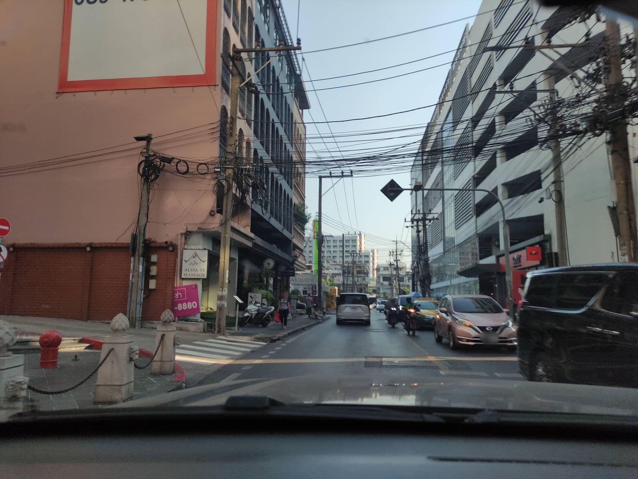 Street view near zleepmotion bangkok, Khlong Toei — © kasetitkml_pipitchai (CC BY-SA · Mapillary)