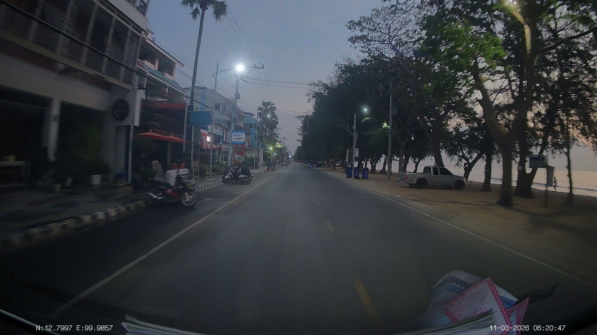 Street view near Beachfront Hotel Cha am : บีชฟรอนต์ โฮเต็ล ชะอำ, Cha-am — © ThailandCambodia (CC BY-SA · Mapillary)