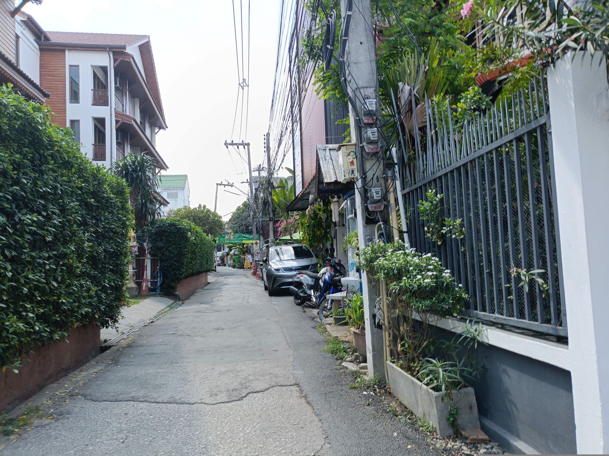 Street view near Chada Mantra Hotel, Chiang Mai — © skillsy (CC BY-SA · Mapillary)
