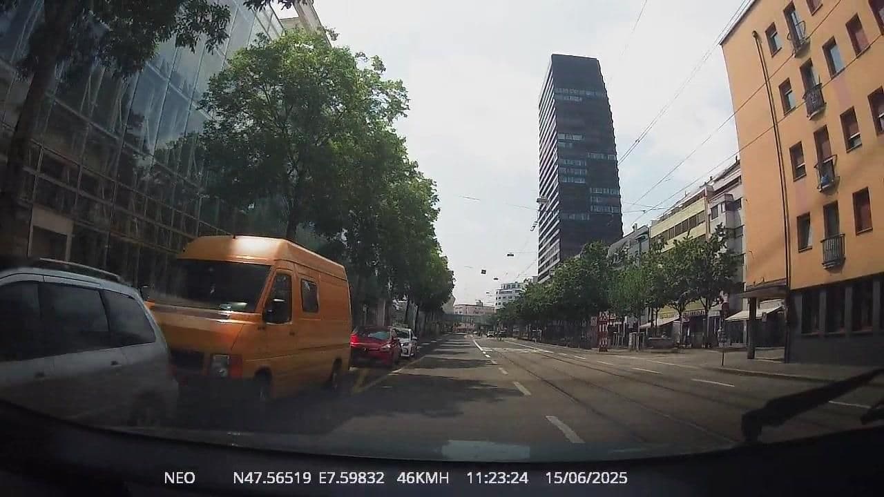 Street view near Hotel du Commerce, Basel — © TechniPorter (CC BY-SA · Mapillary)