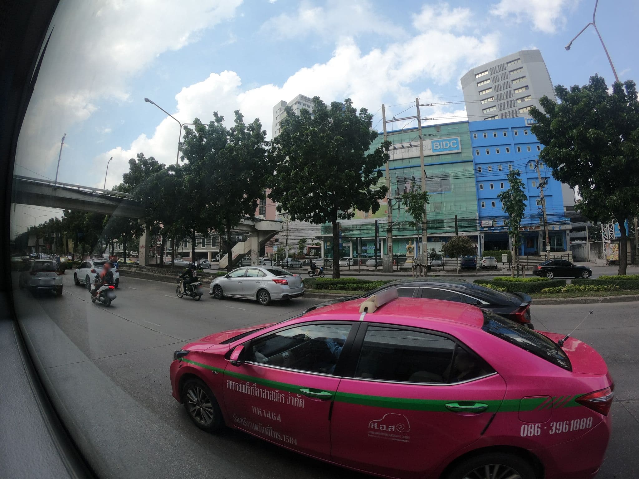 Street view near The Mini R Ratchada Hotel, Huai Khwang — © ozflor (CC BY-SA · Mapillary)