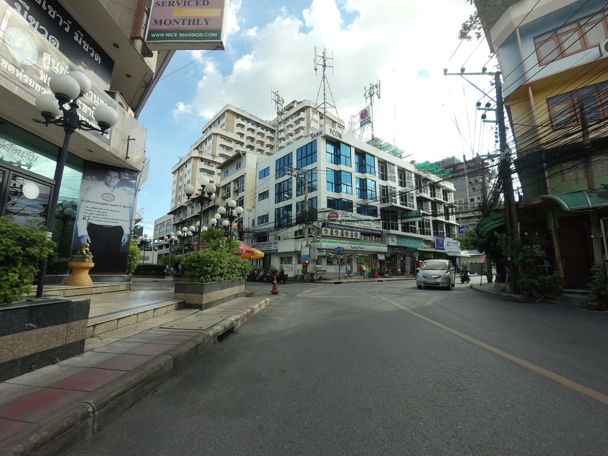 Street view near NICE Hotel Ratchada, Huai Khwang — © mishari (CC BY-SA · Mapillary)