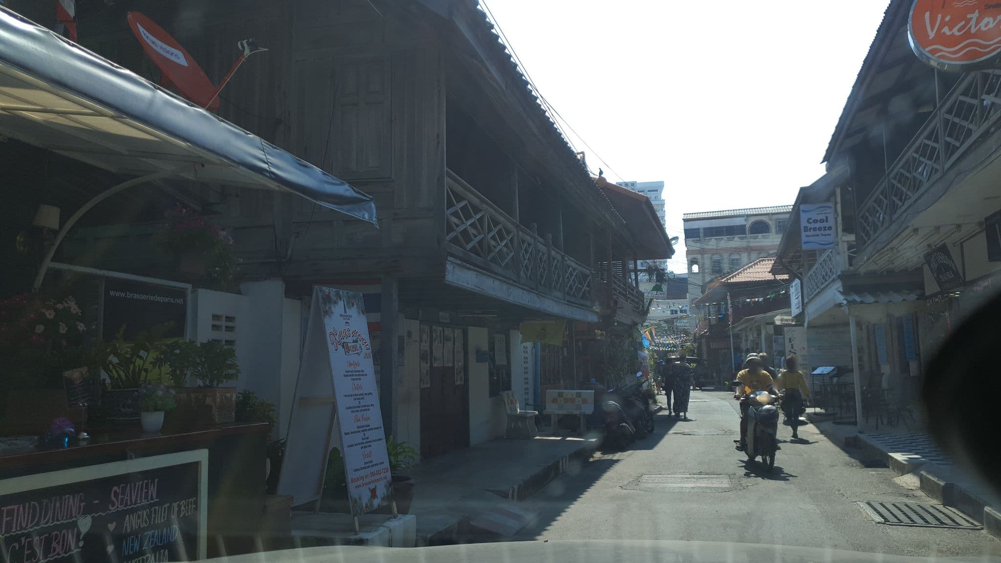 Street view near Mandarin lodge By victor, Hua Hin